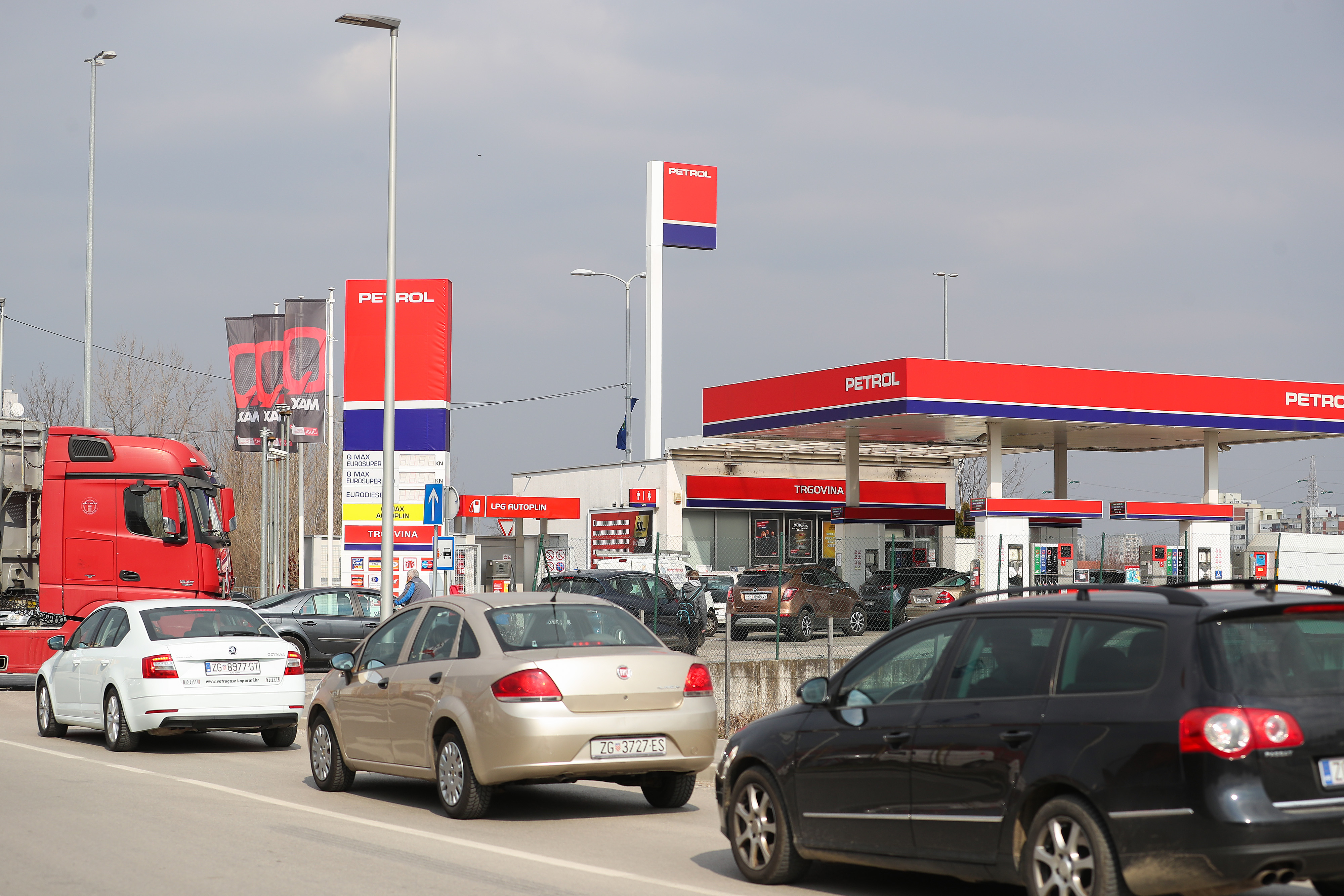 Zagreb: Gužva na benzinskoj postaji zbog najave poskupljenja goriva