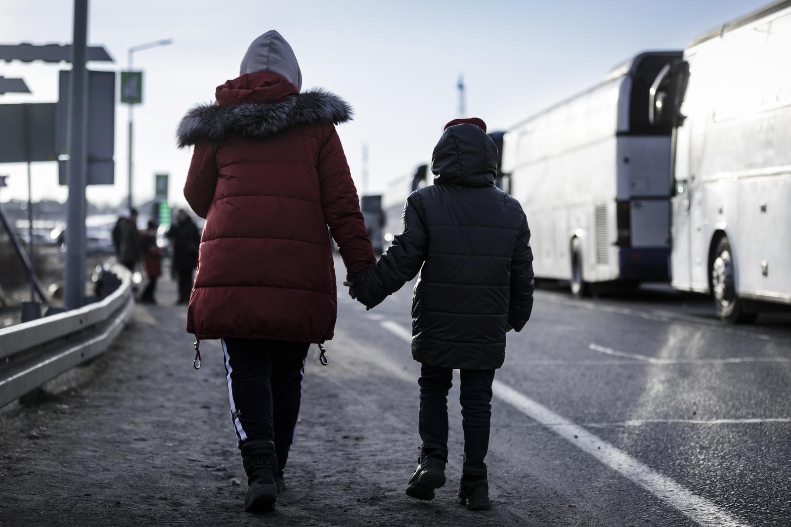 Izbjeglice iz Ukrajine pješače prema granici