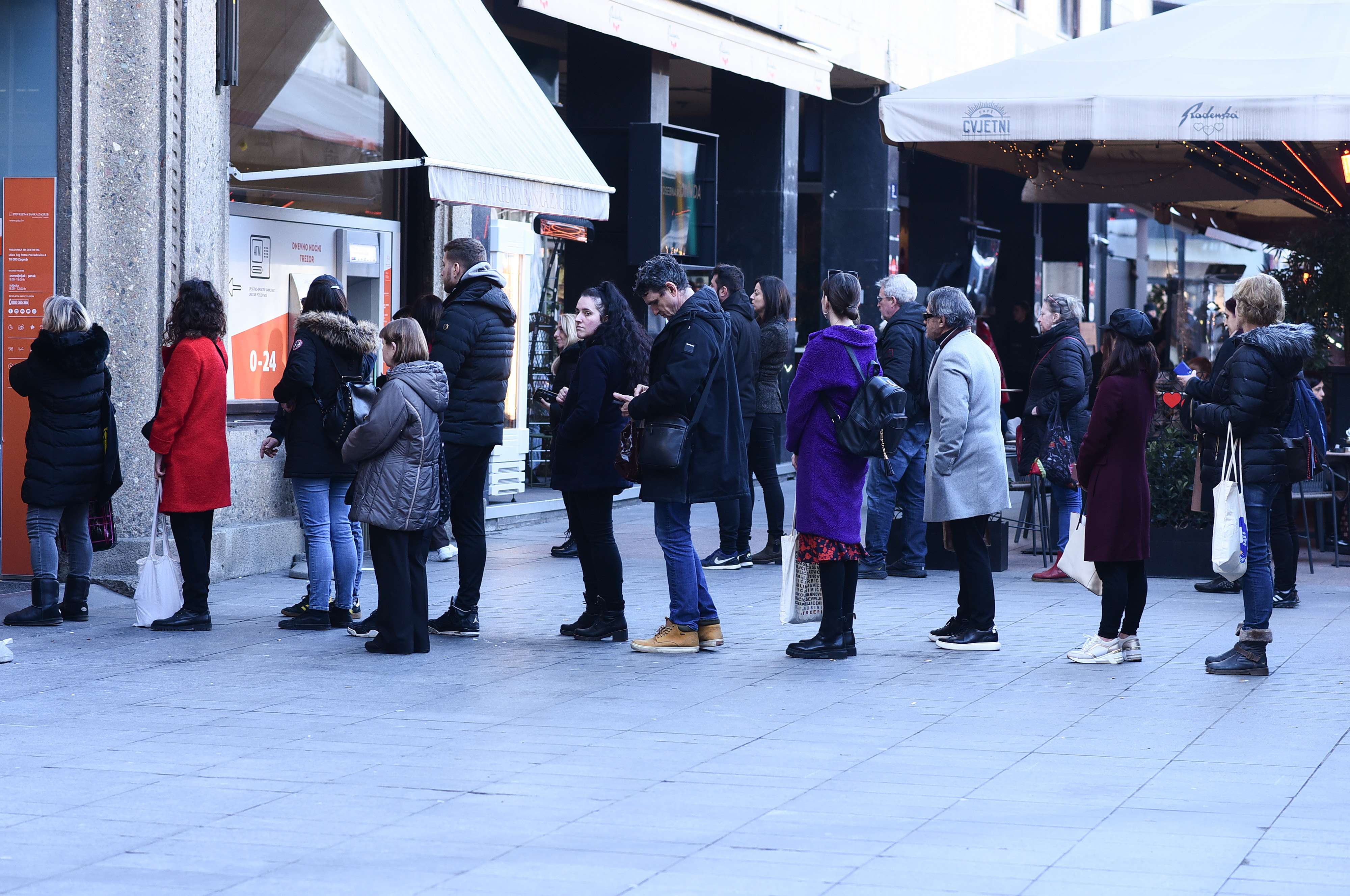 Zagreb: Velike gužve ispred banaka uoči konverzije na euro