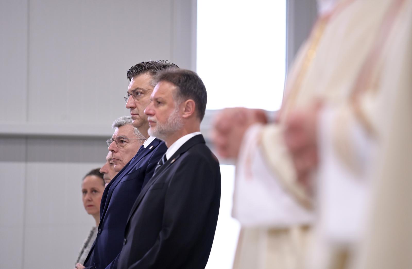 Zagreb: Kardinal Bozanić predvodio svetu misu za Domovinu prigodom Dana državnosti