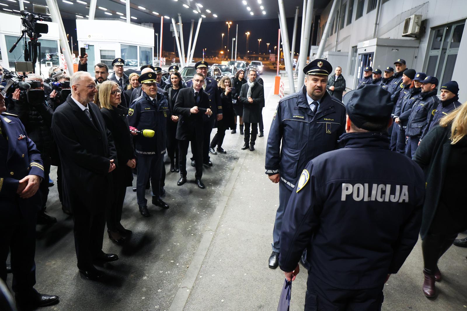 Bregana: Hrvatski i slovenski policajci razmijenili poklone nakon ulaska Hrvatske u Schengen