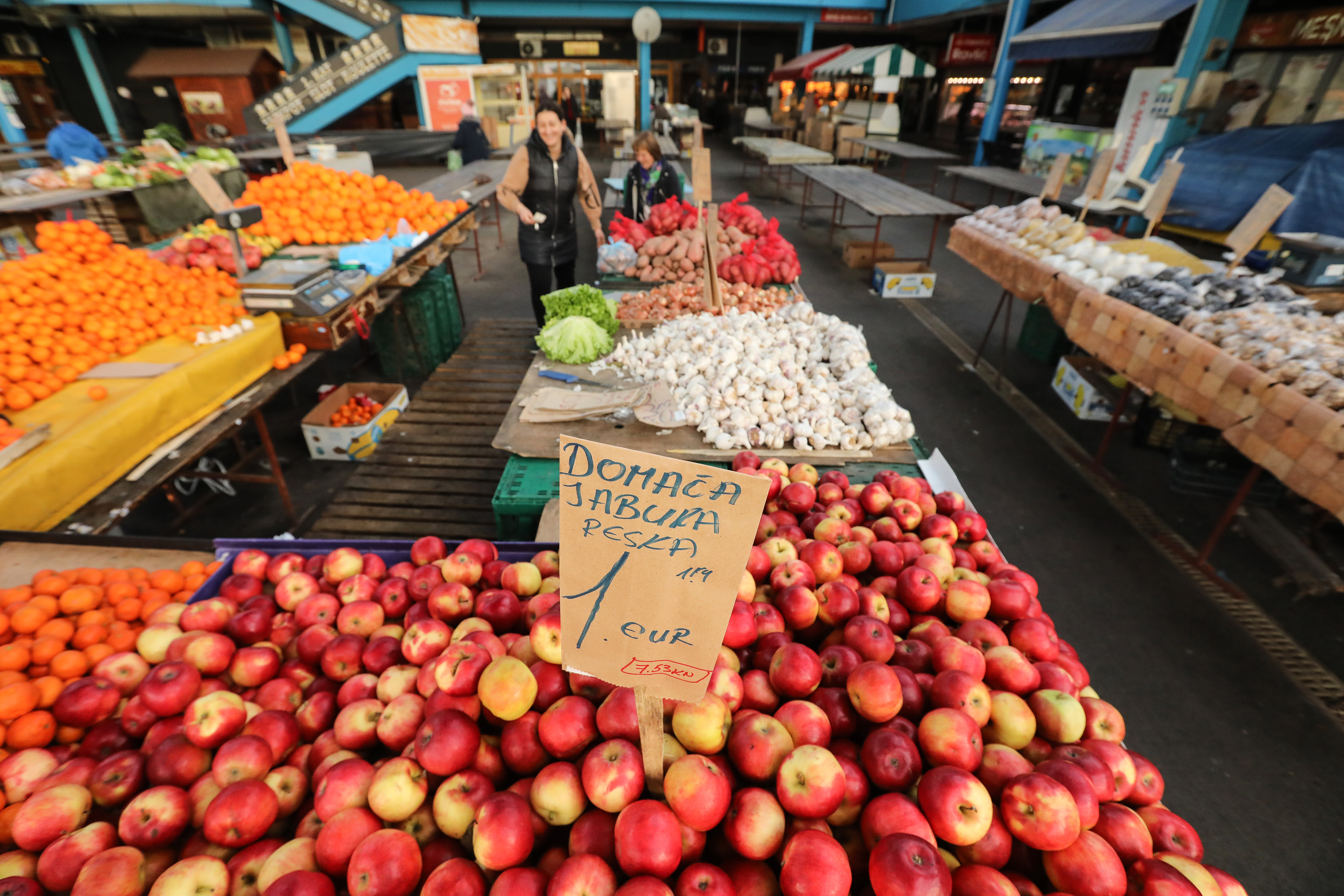 Rijetki prodavači voća i povrća na tržnici u Španskom istaknuli cijene u eurima