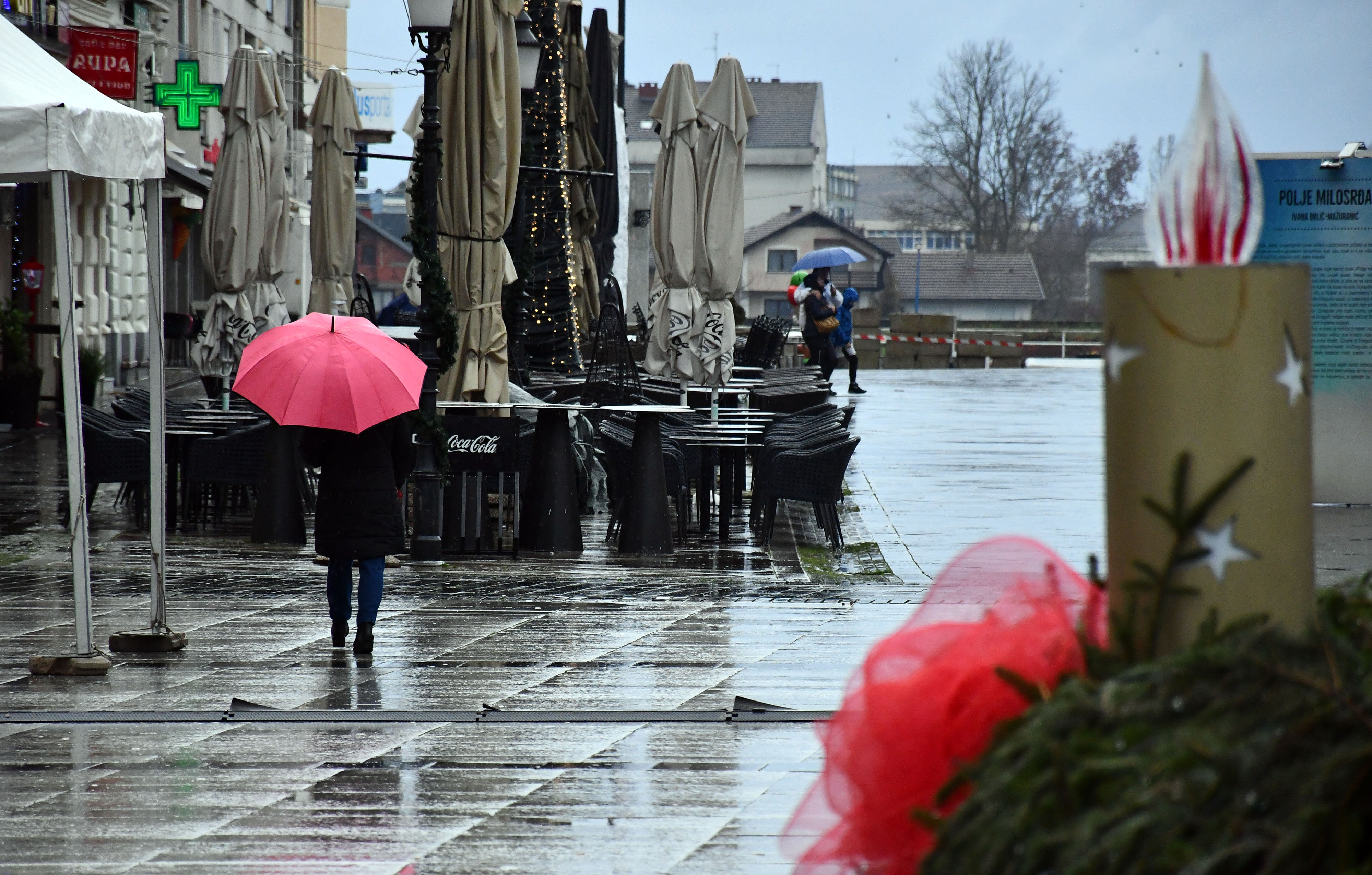 Slavonski Brod: Kiša i loše vrijeme kvare blagdanski ugođaj u središtu grada