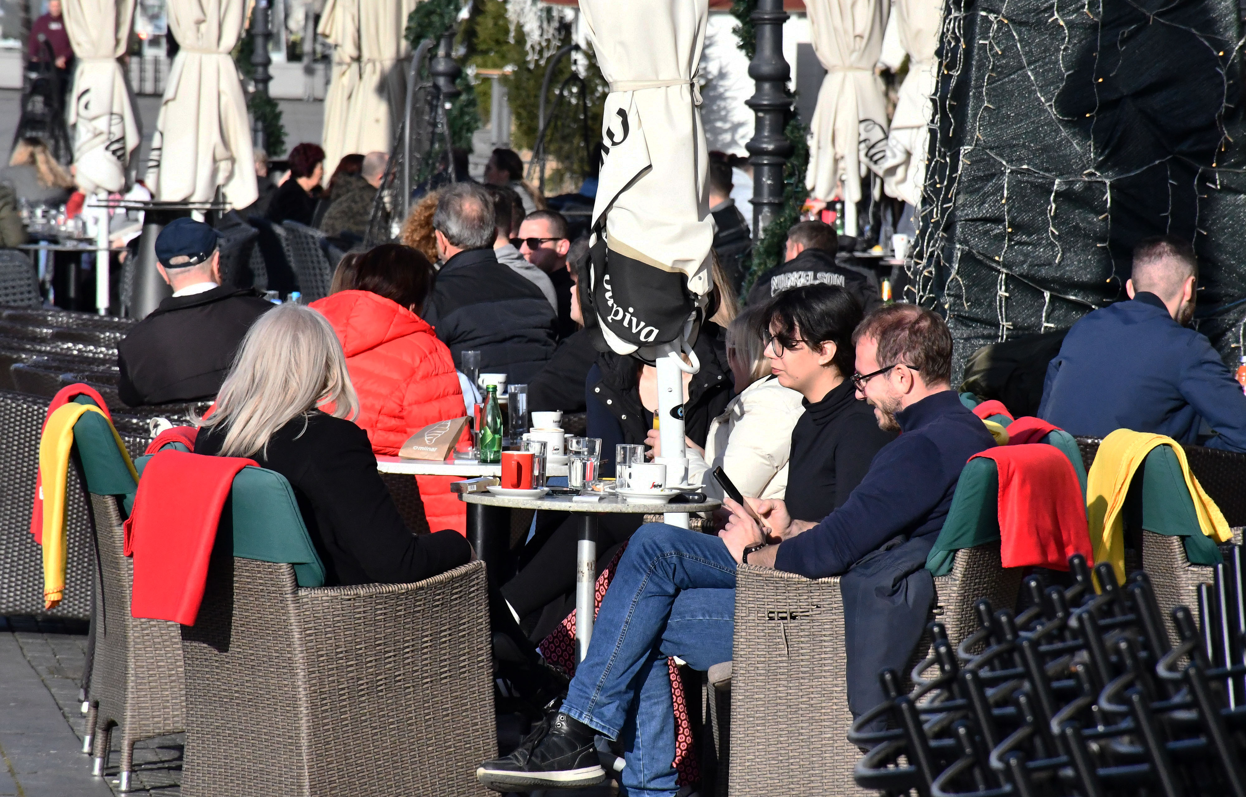 Slavonski Brod: Sunce i gotovo proljetne temperature napunile terase kafića i slastičarnica