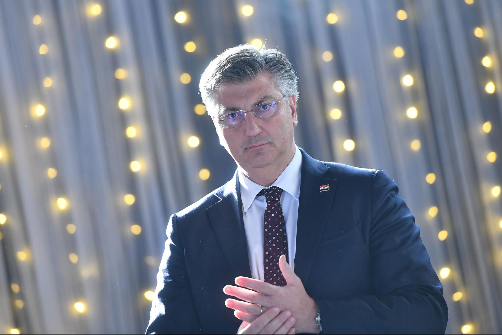 Čakovec: Premijer Plenković nakon sastanka sa županima sjevera Hrvatske podijelio niz ugovora