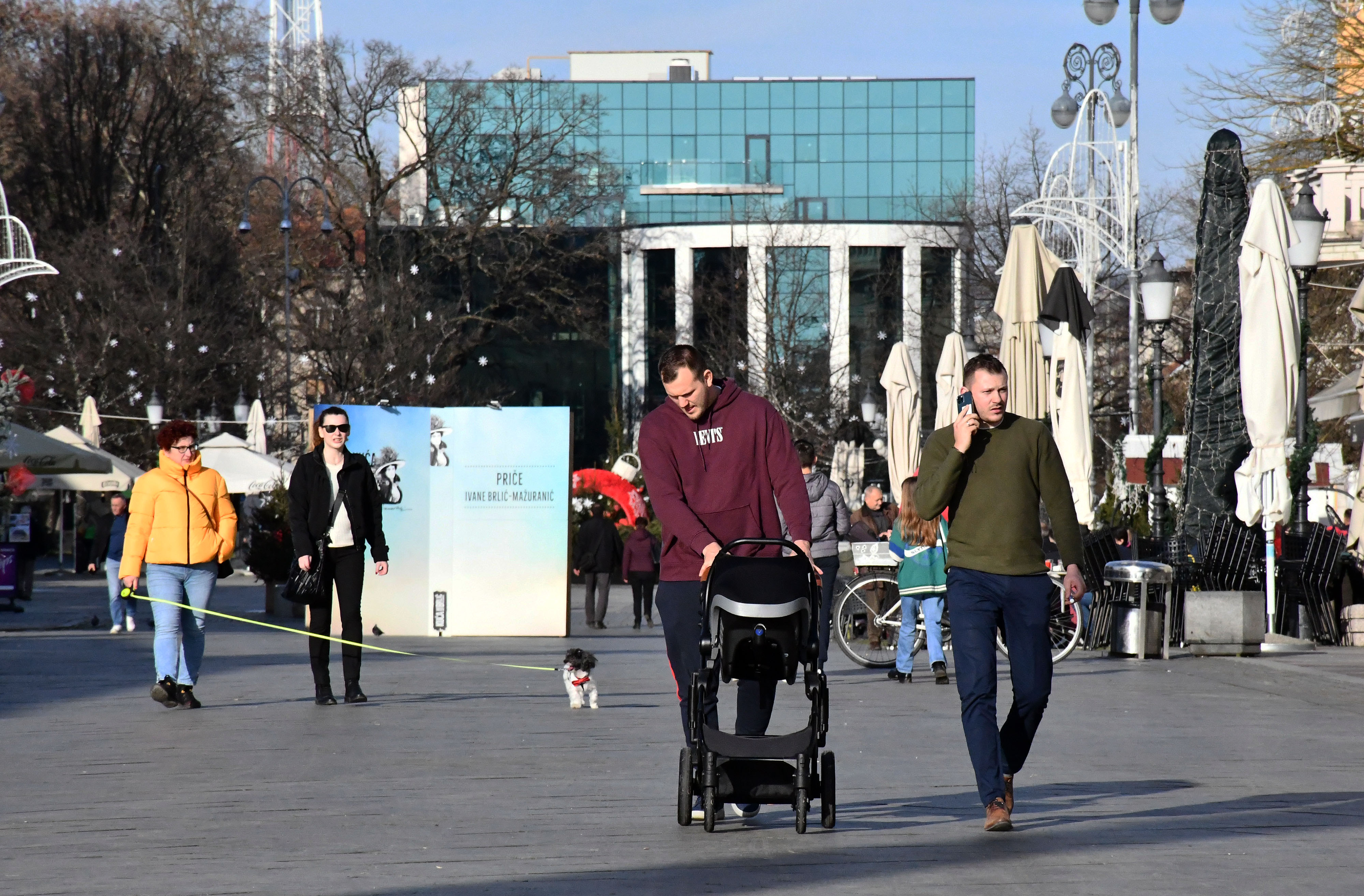 Slavonski Brod: Sunce i gotovo proljetne temperature napunile terase kafi?a i slasti?arnica