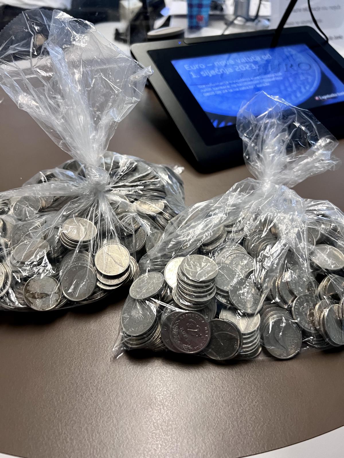 Zagreb: Gužva ispred banke kako bi se zamijenile kune u eure