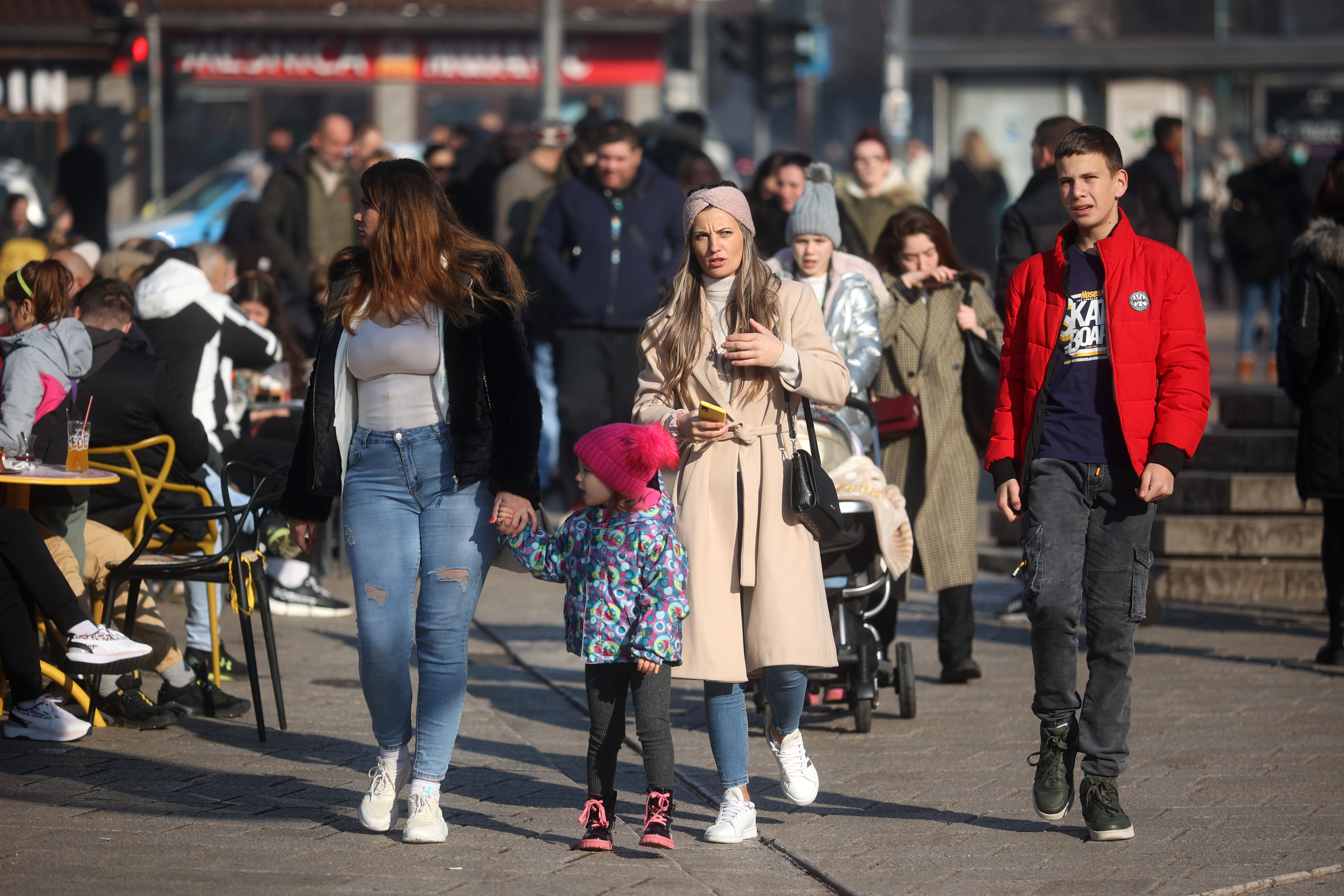 Dok je u većini Sarajeva magla, građani na Baščaršiji uživaju na suncu