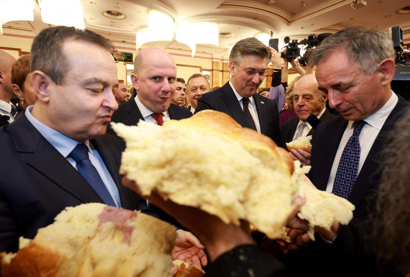 Zagreb: Plenković na prijemu Srpskog narodnog vijeća u kruhu pronašao zlatni novčić