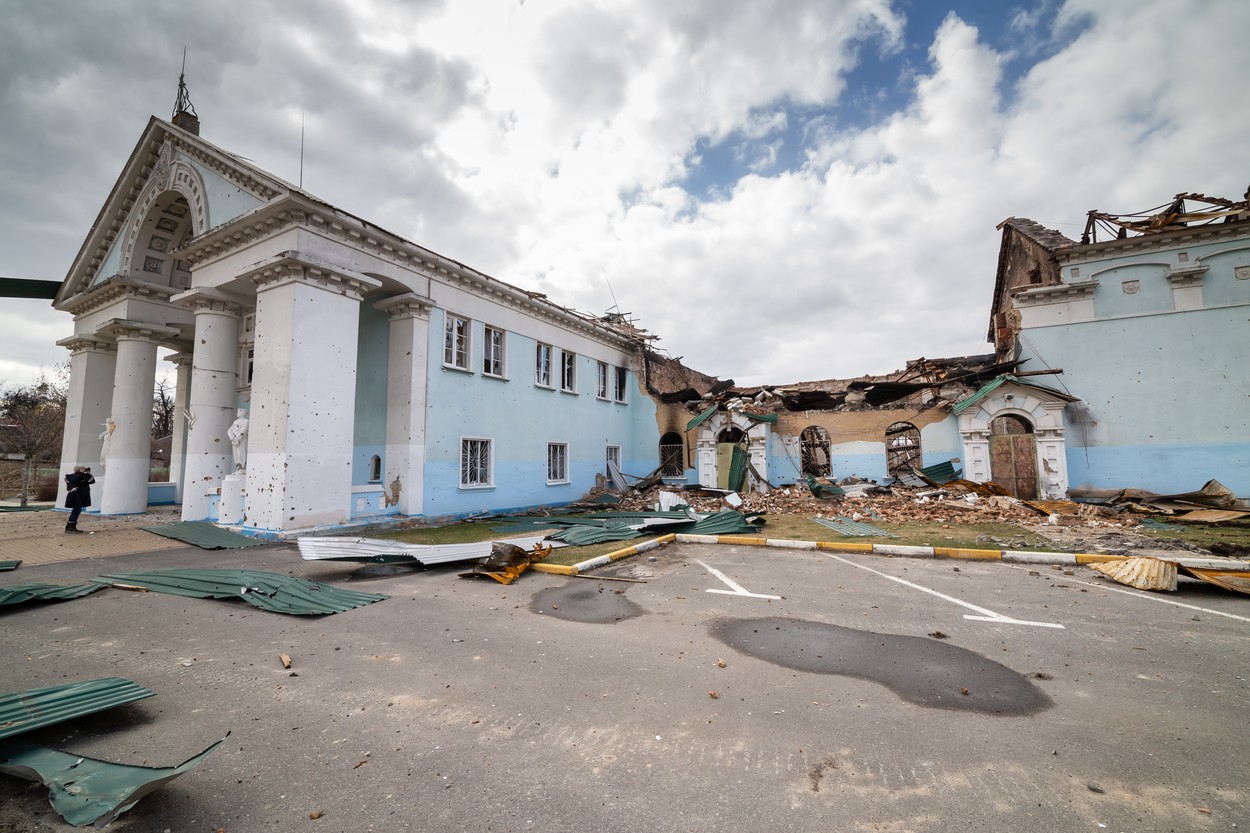 Buča, kostel svatého Ondřeje, za kterým je masový hrob, kostel, masový hrob, válka, Ukrajina