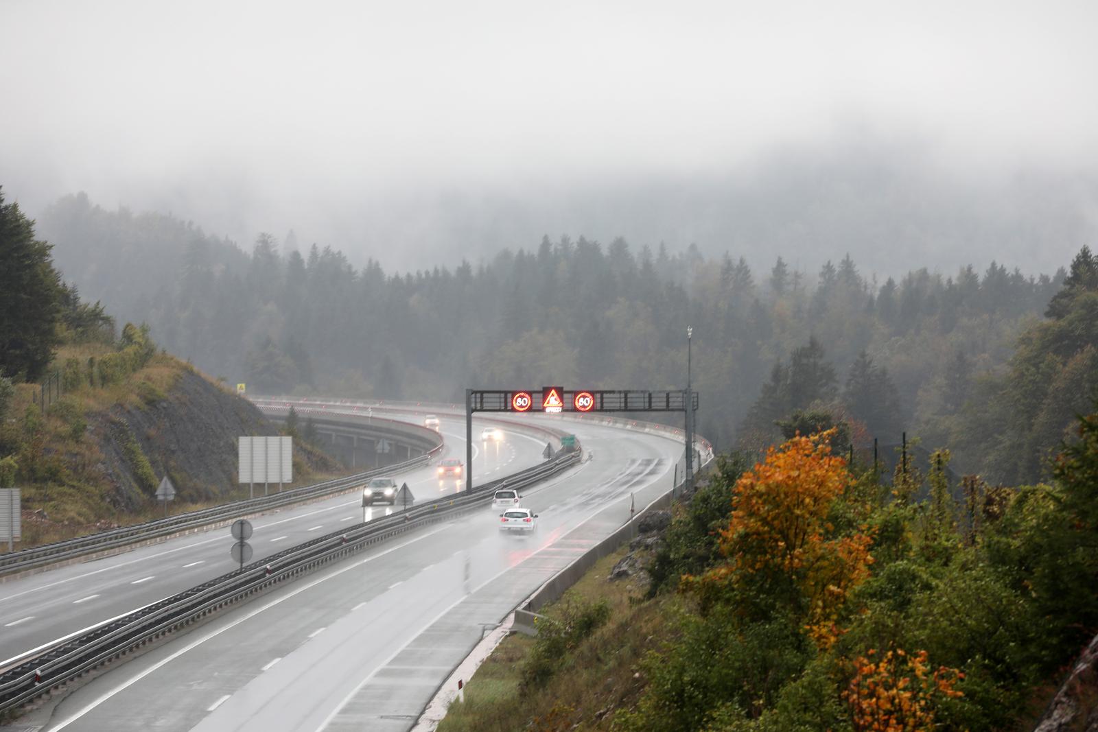 Kiša, magla i vjetar otežavaju promet na autocesti A6