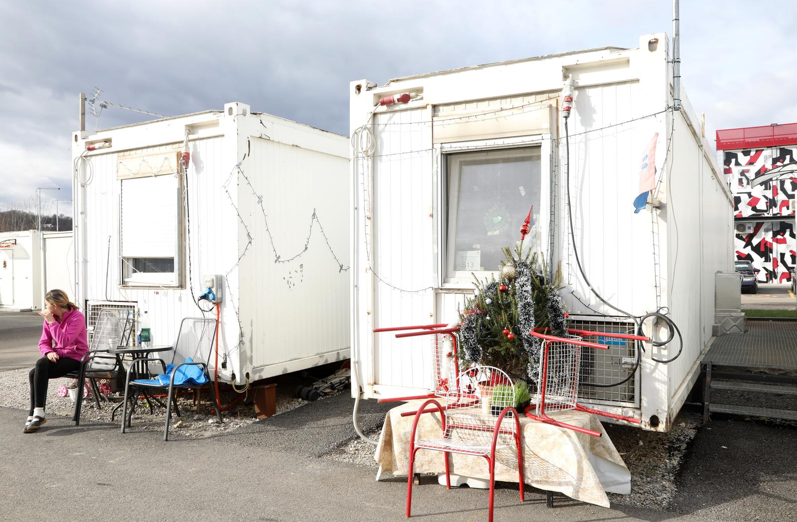 Badnjak u Petrinji godinu dana nakon potresa: Djed Božićnjak razveselio najmlađe