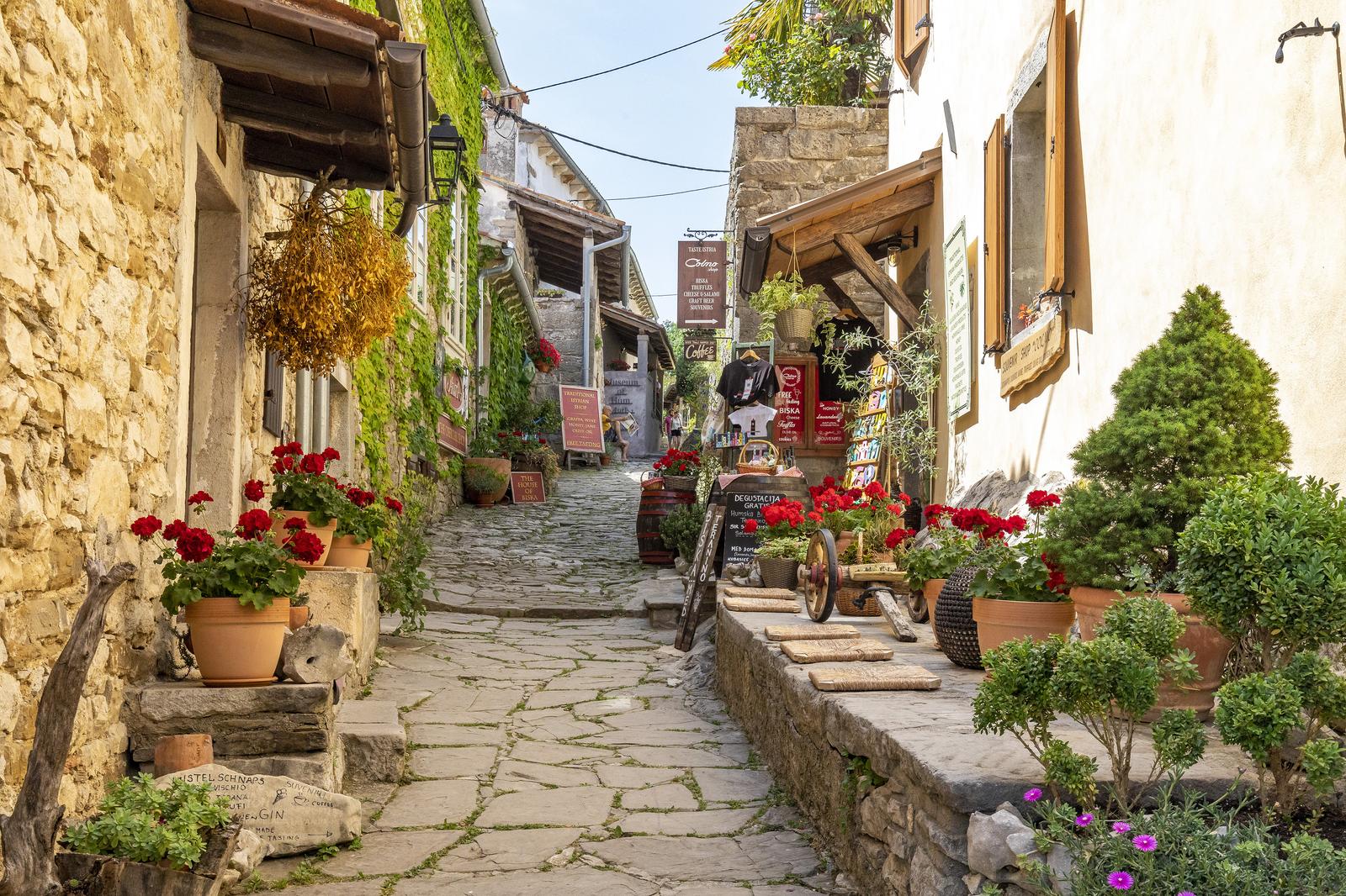 Hum, naselje u sastavu Grada Buzeta, koje nazivaju i najmanji grad na svijetu