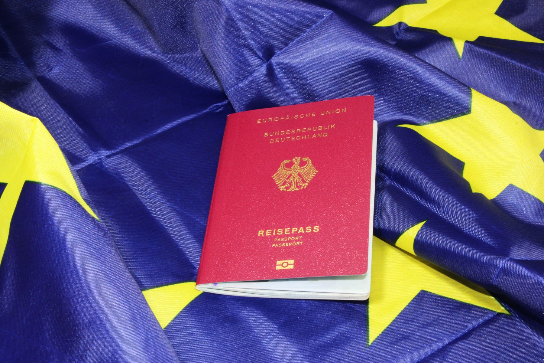Symbol image freedom of travel: German passport on a European flag
