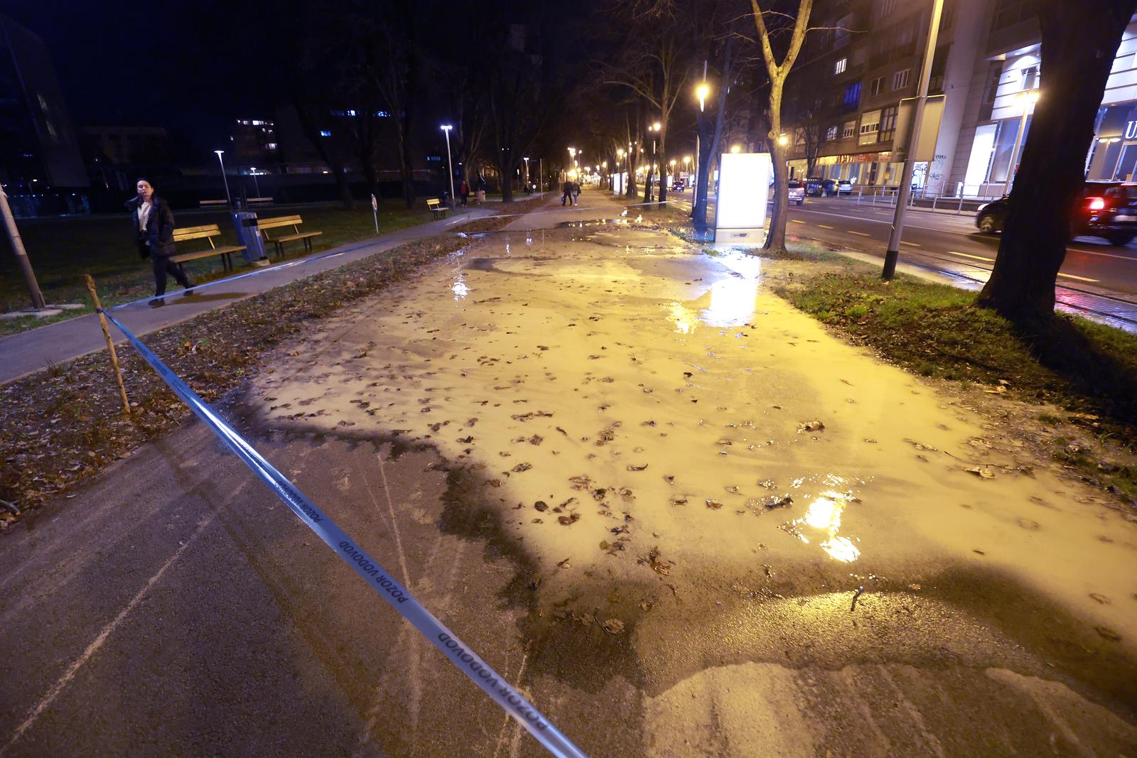 Zagreb: Na križanju Koranske i Koturaške puknuo lokalni vodovod, u Savskoj se voda izlila iz magistralnog voda