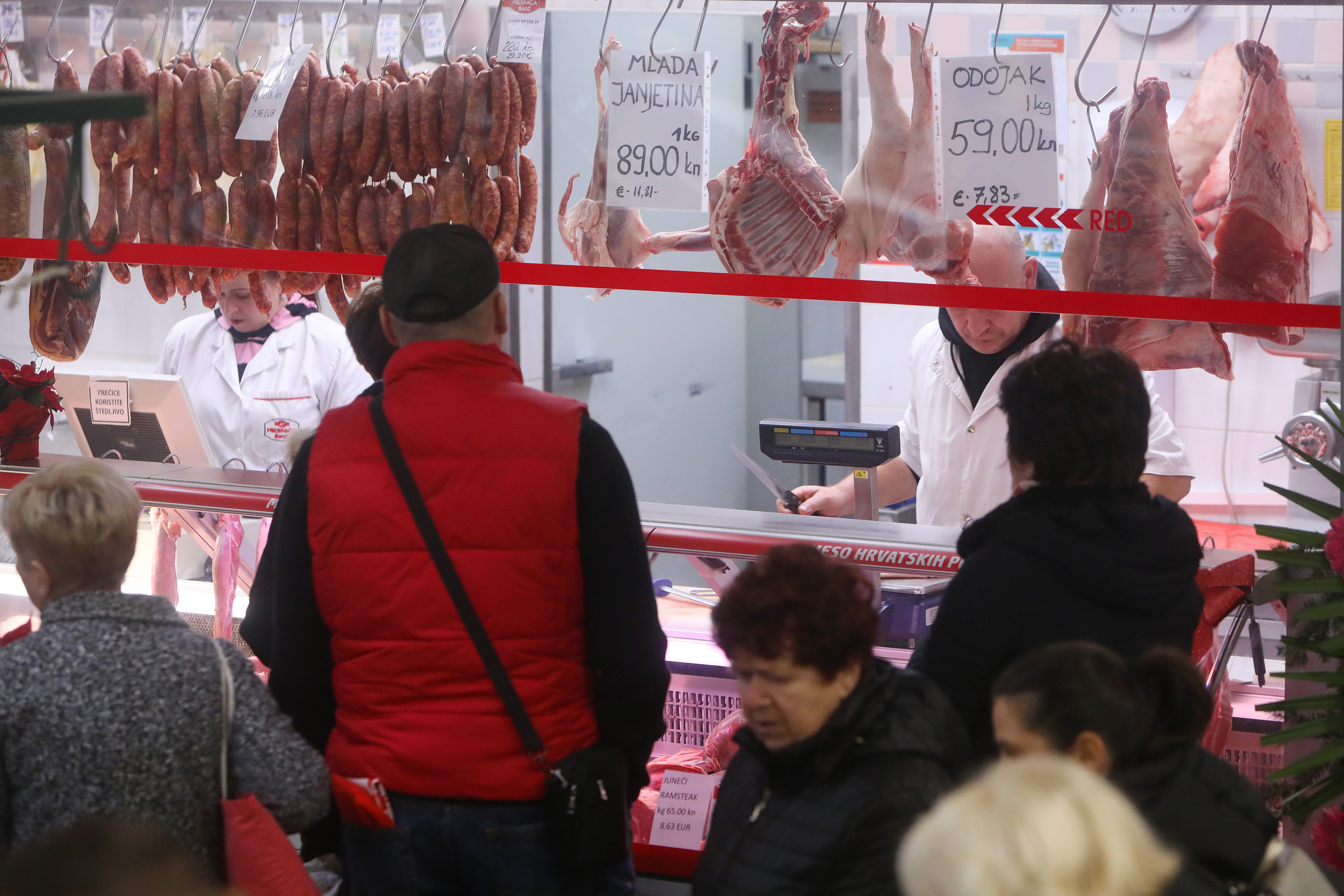 Karlovac: Kupovina uoči Božića na karlovačkoj Tržnici