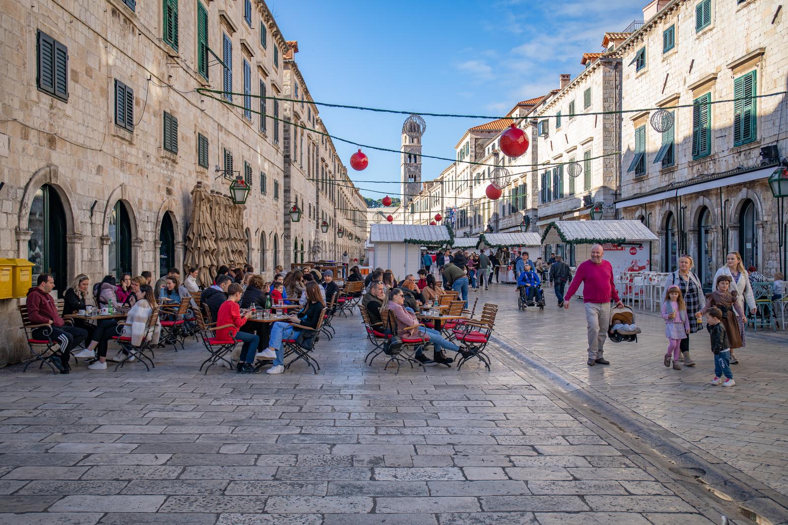 Dubrovnik: Građani i turisti uživaju u sunčanom danu