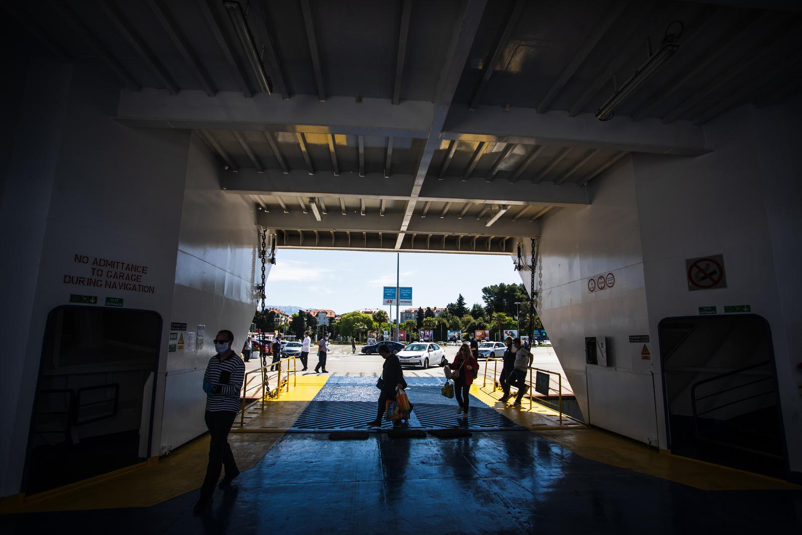 Split: Unatoč velikom broju novozaraženih trajekt isplovio prema Braču