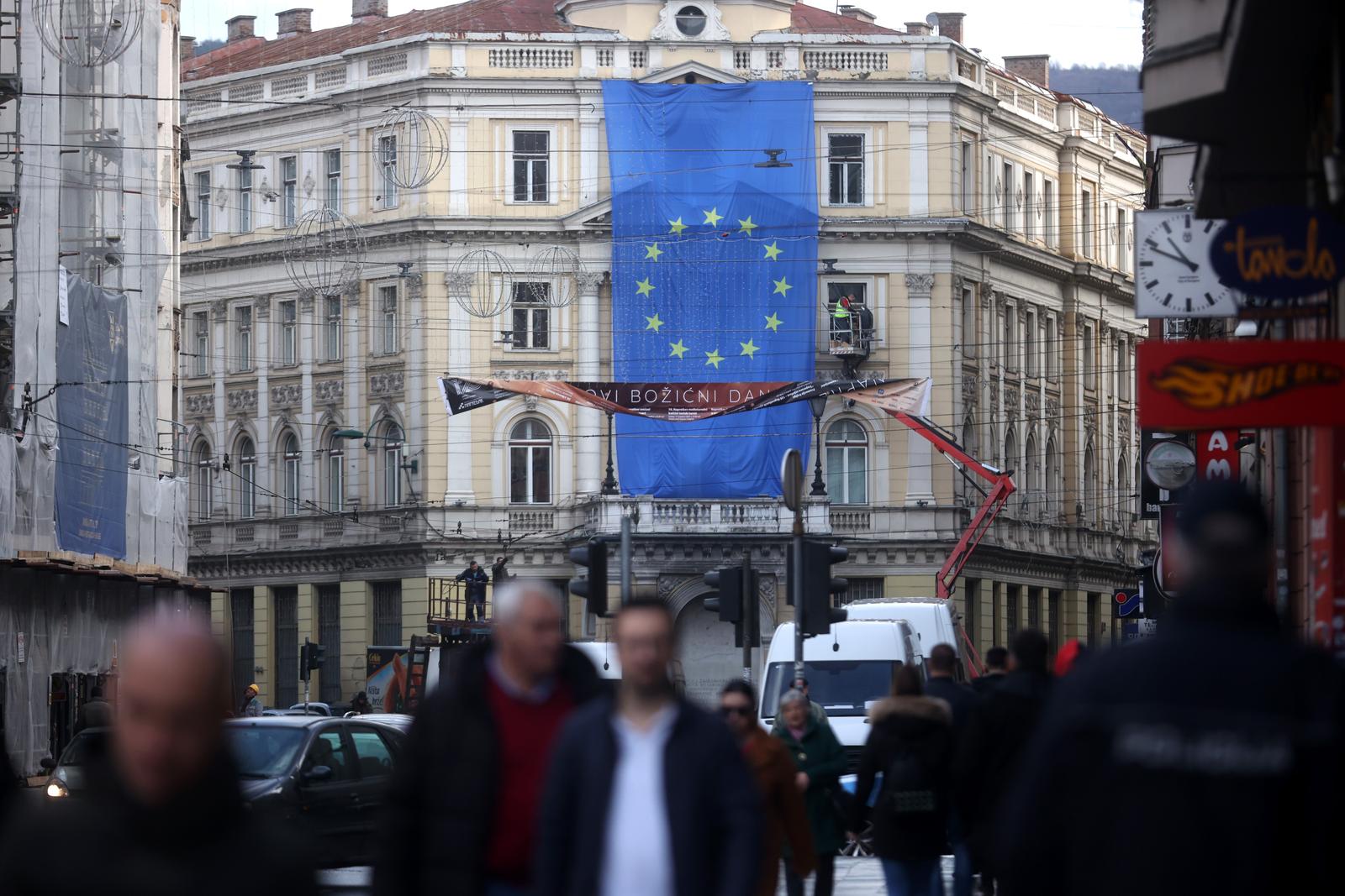 Sarajevo: Povodom dobijanja kandidatskog statusa u Titovoj ulici postavljana velika zastava EU