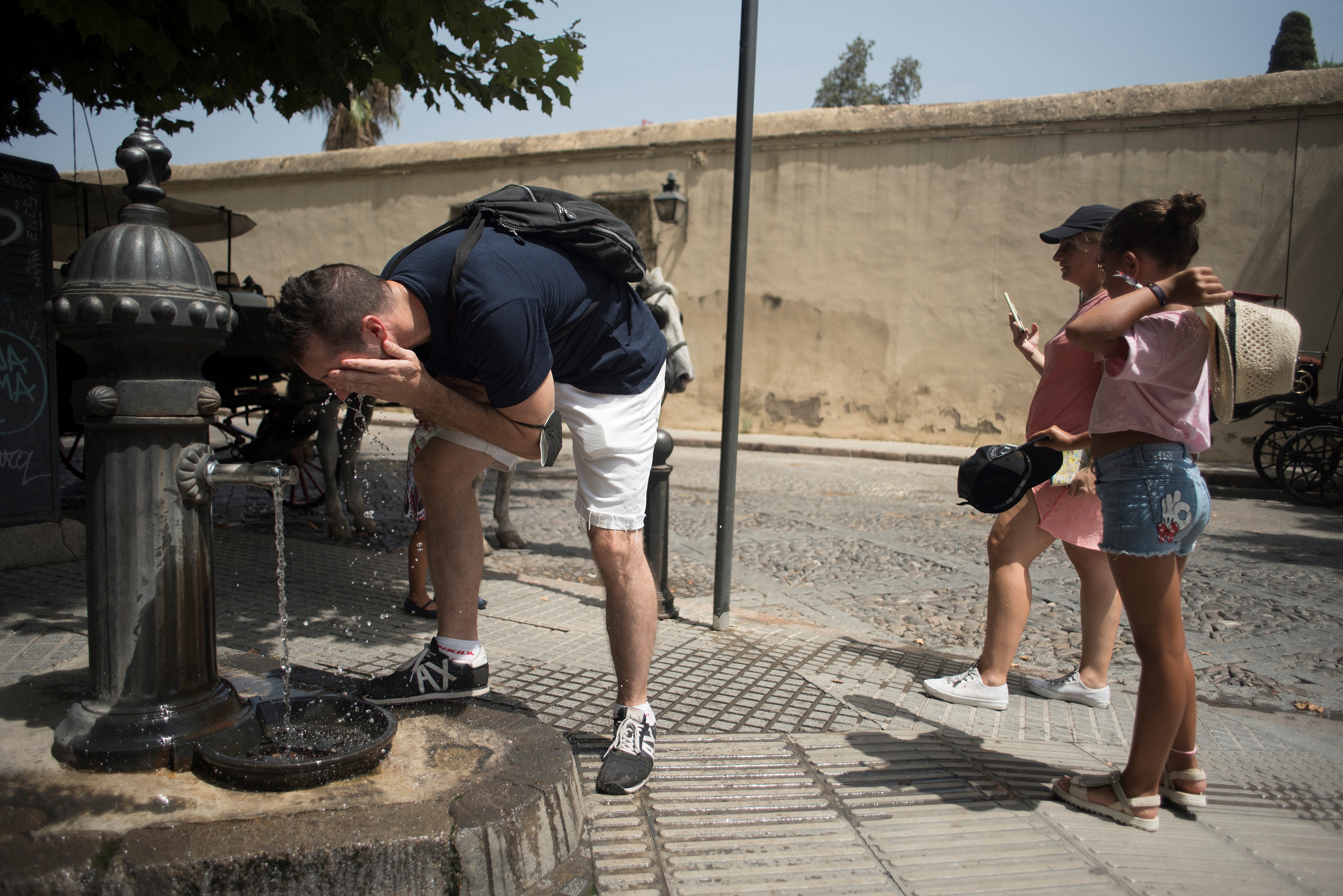 ljeto, vrućina, turisti, španjolska, rashlađivanje, fontana, voda, toplinski val