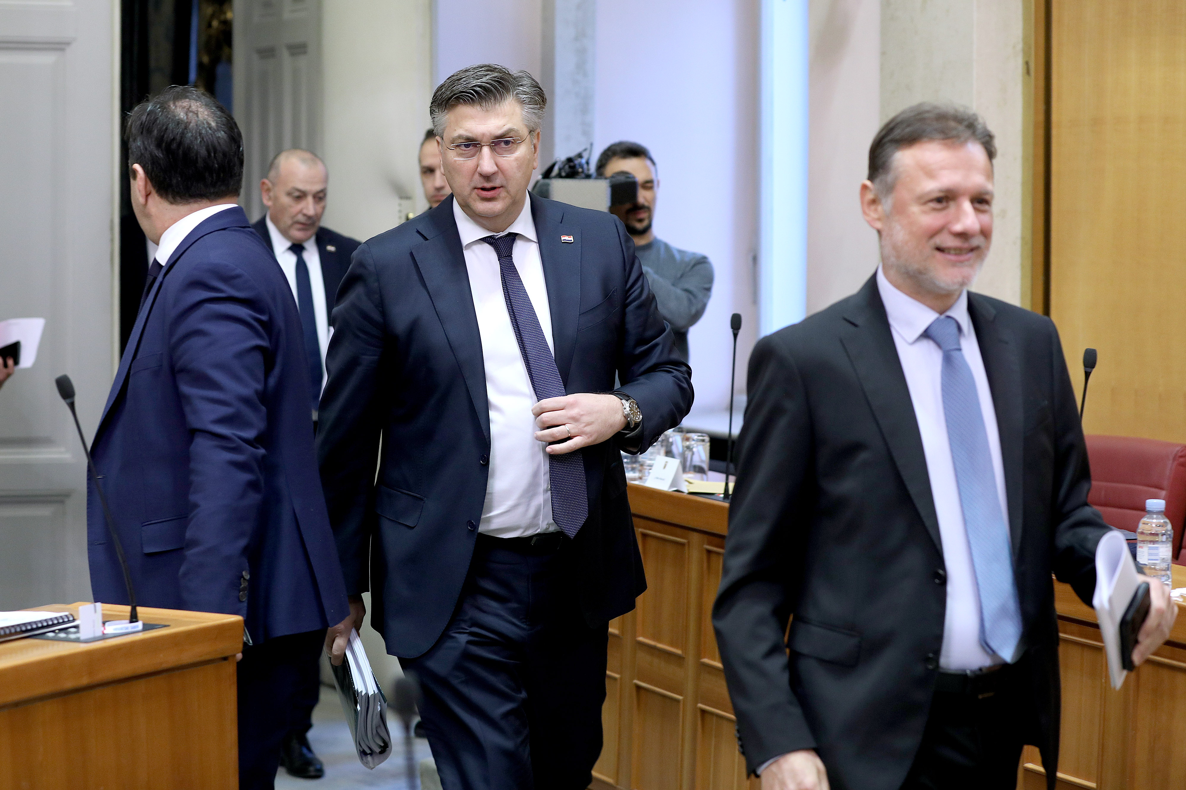 Zagreb: Svađama i vrijeđanjem započela 15. sjednica Hrvatskoga sabora