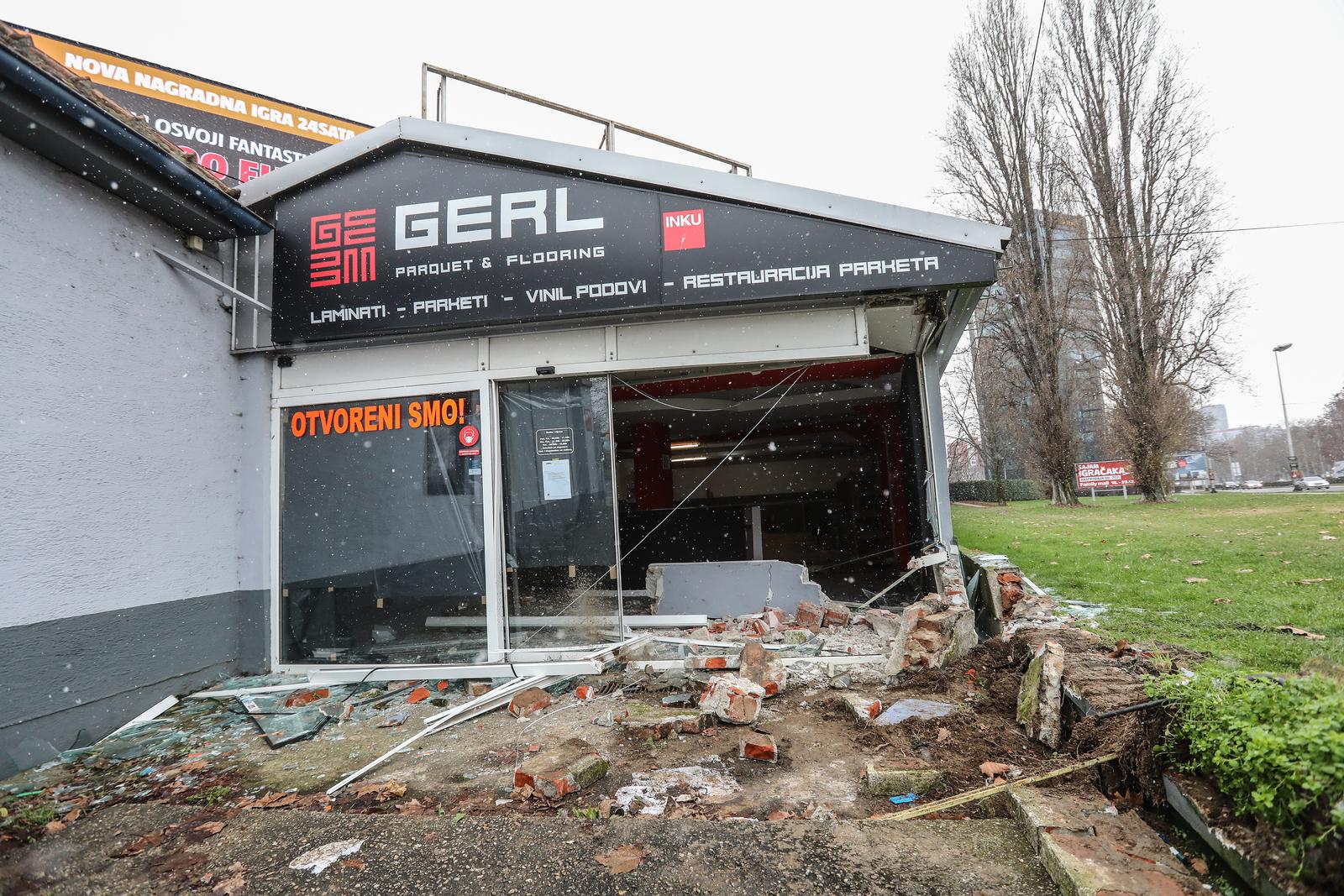 Zagreb: Poslovni prostor u koji se zaletio automobil