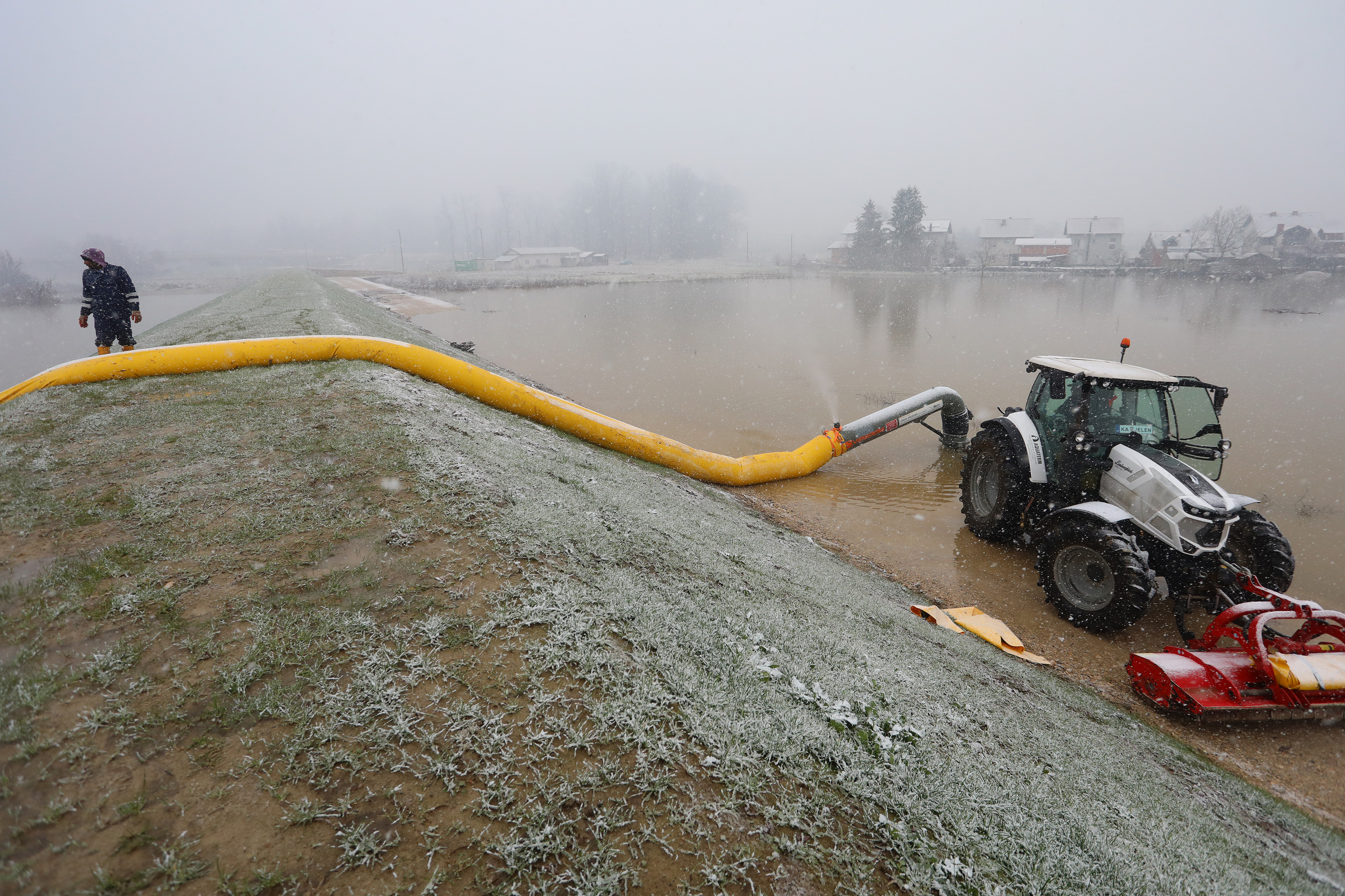Karlovac: Zbog visokog vodostaja rijeke Korane na snazi su izvanredne mjere obrane od poplava