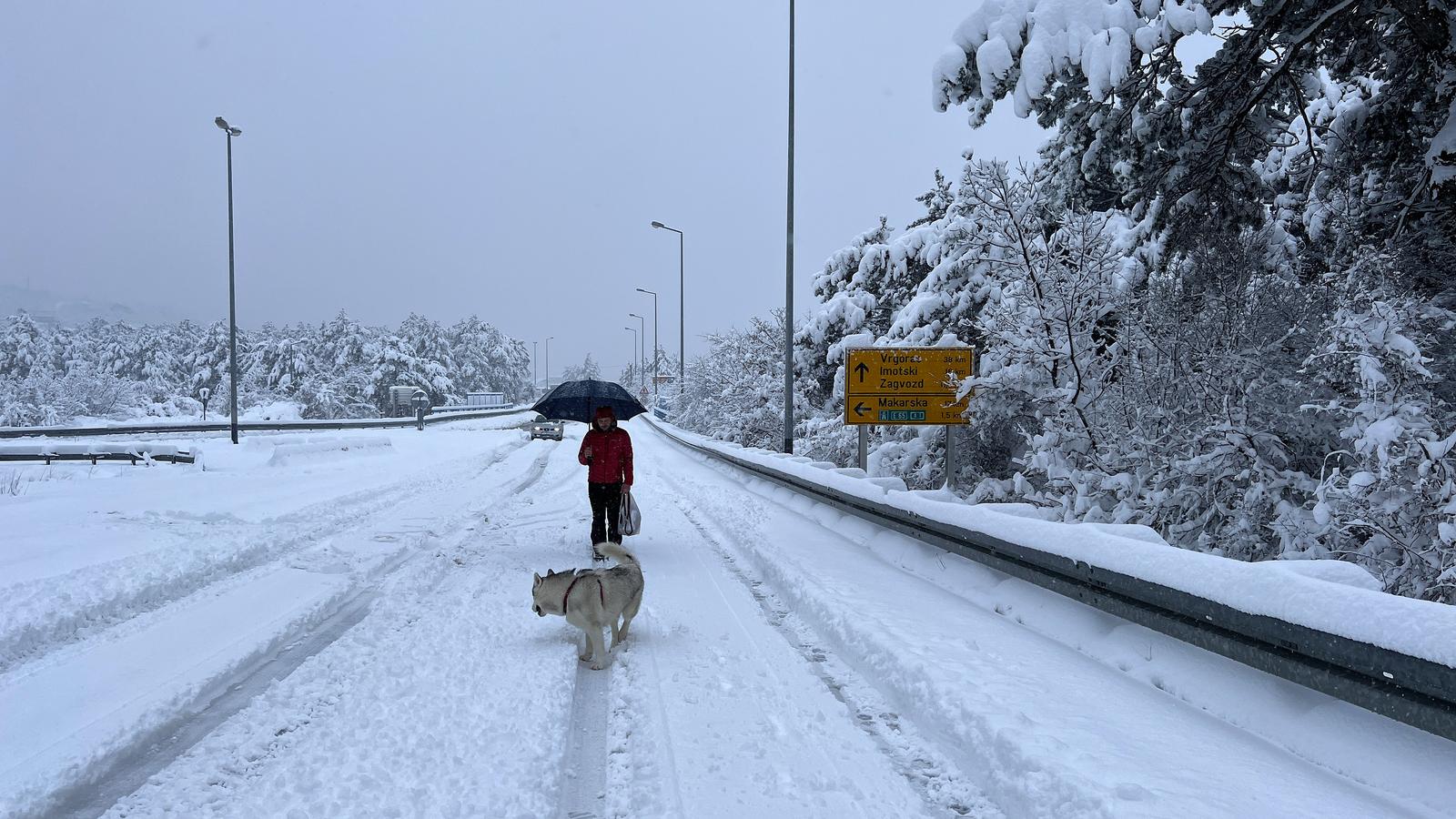 Snijeg potpuno zabijelio Zagvozd