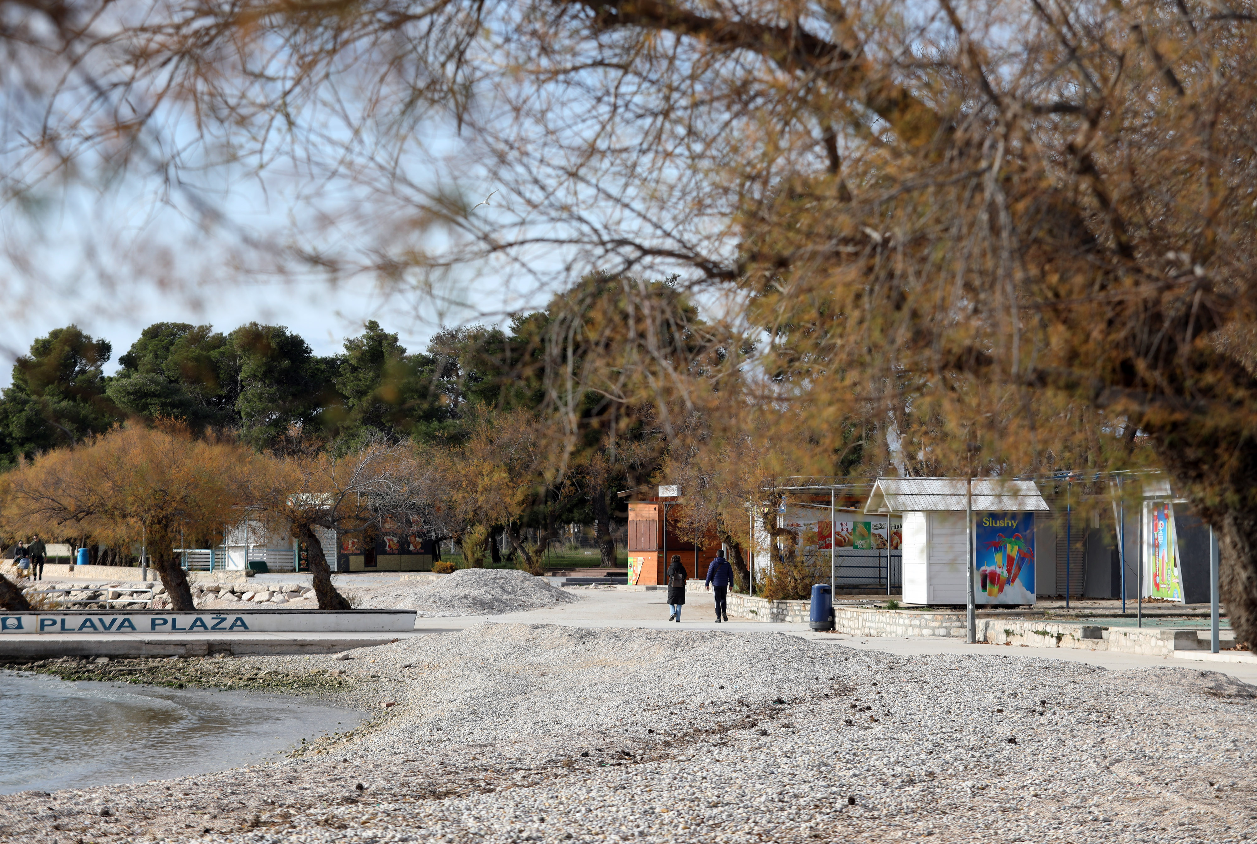 Vodice: Plava plaža ljeti je prepuna kupača, a u zimskom periodu oaza mira i tišine