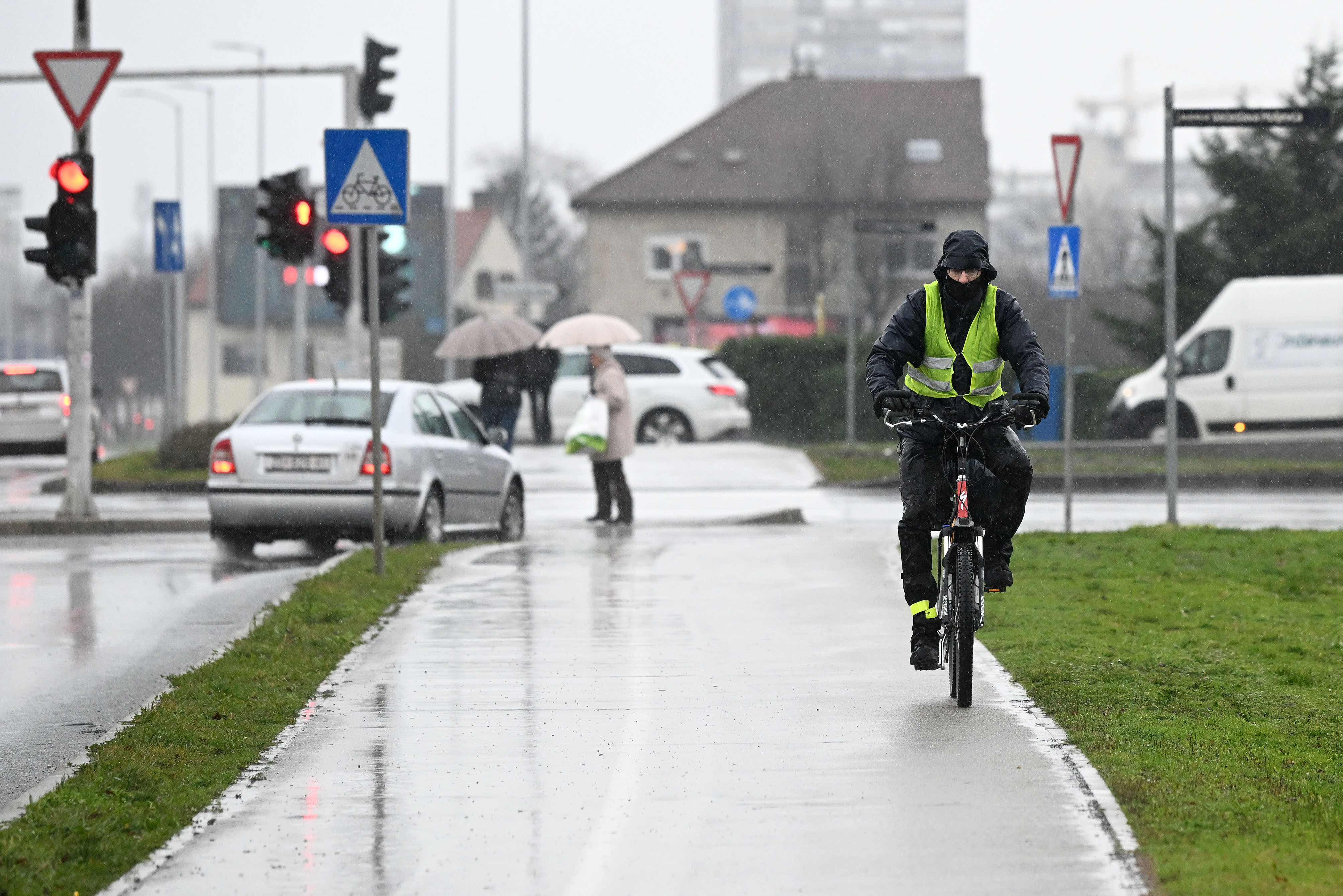 Kiša neumorno natapa zagrebačke ulice