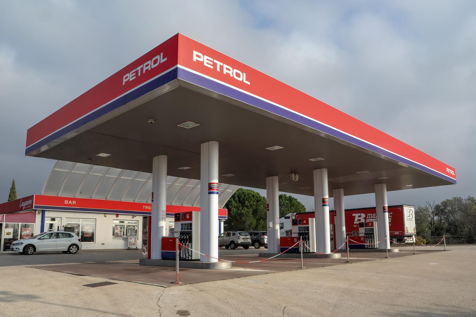 Petrol i Crodux u znak prosvjeda zatvorili pumpe na sat vremena