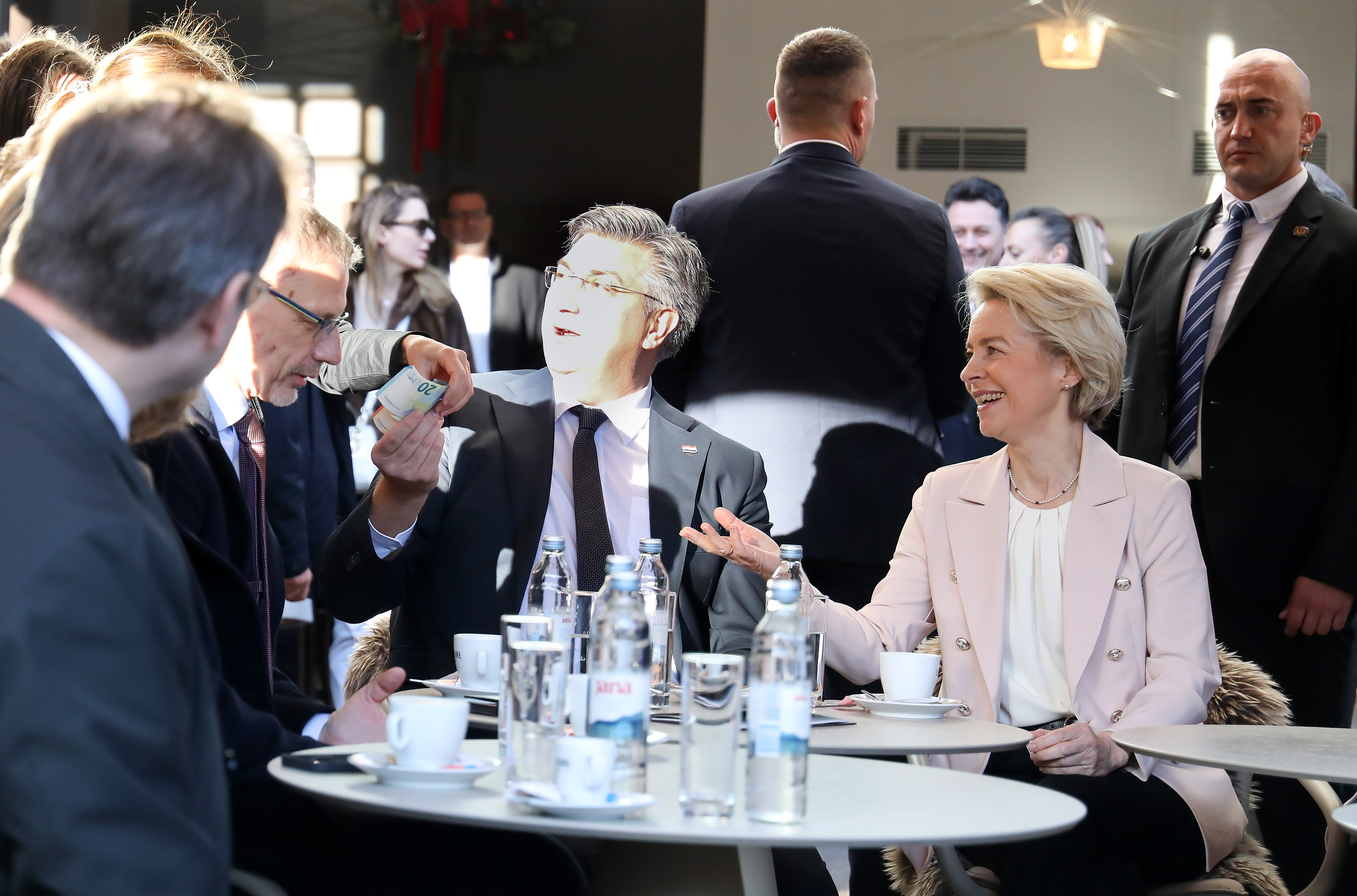 Zagreb: Andrej Plenković i  Ursula von der Leyen  na Trgu bana Jelačića popili  kavu i platili eurima