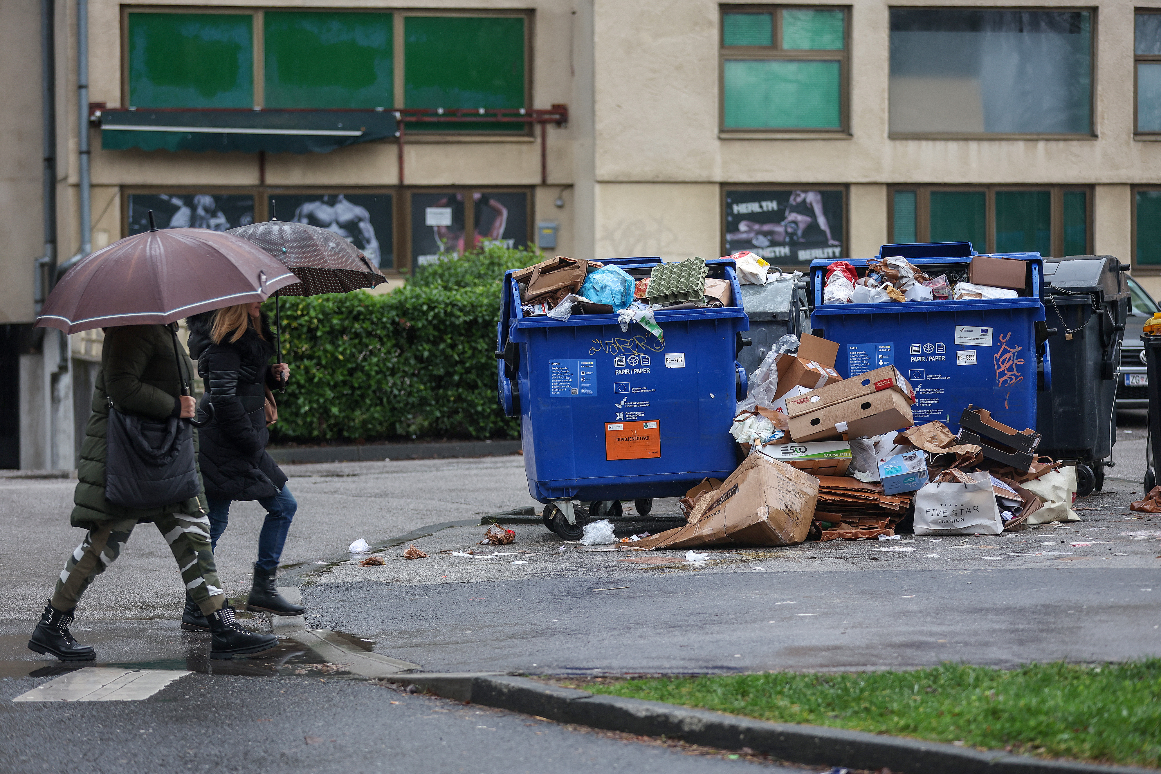 Zagreb: Pretrpane kante za smeće u zapadnom dijelu grada čekaju odvoz