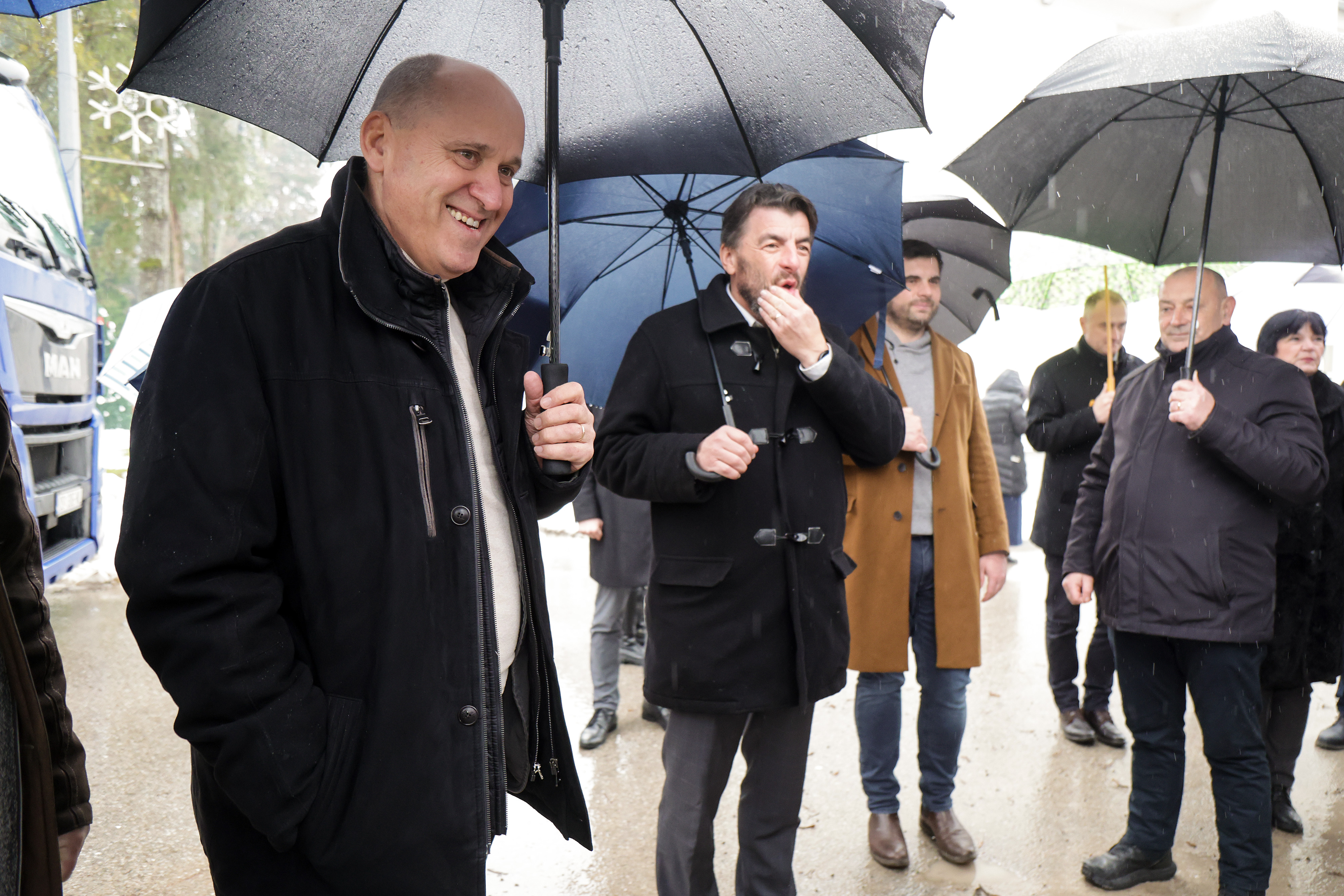 Dvor: Branko Bačić obišao gradilište višestambenih zgrada namijenjenih stradalnicima potresa