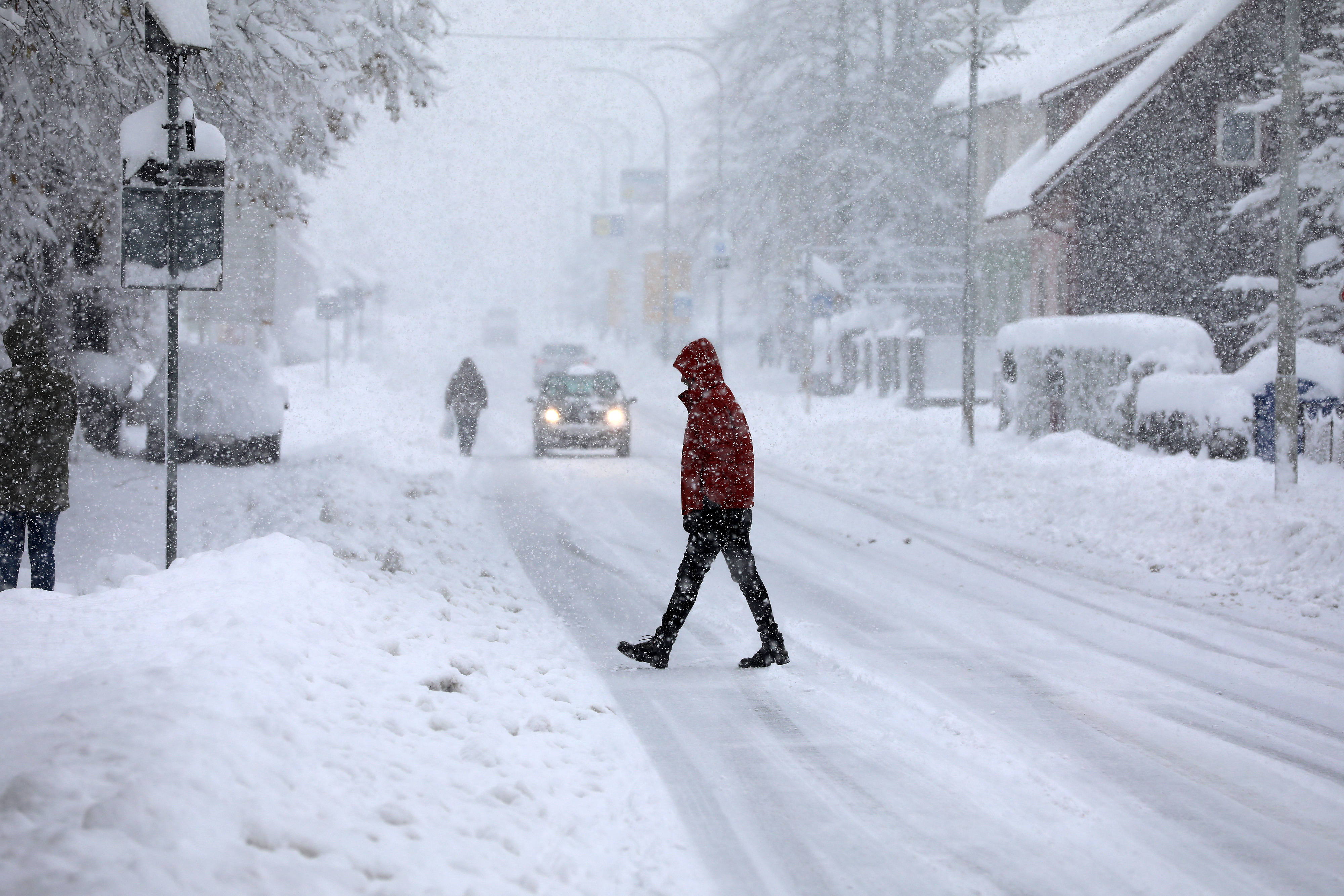 U Delnicama napadalo 40 centimetara snijega, otežan promet kroz mjesto