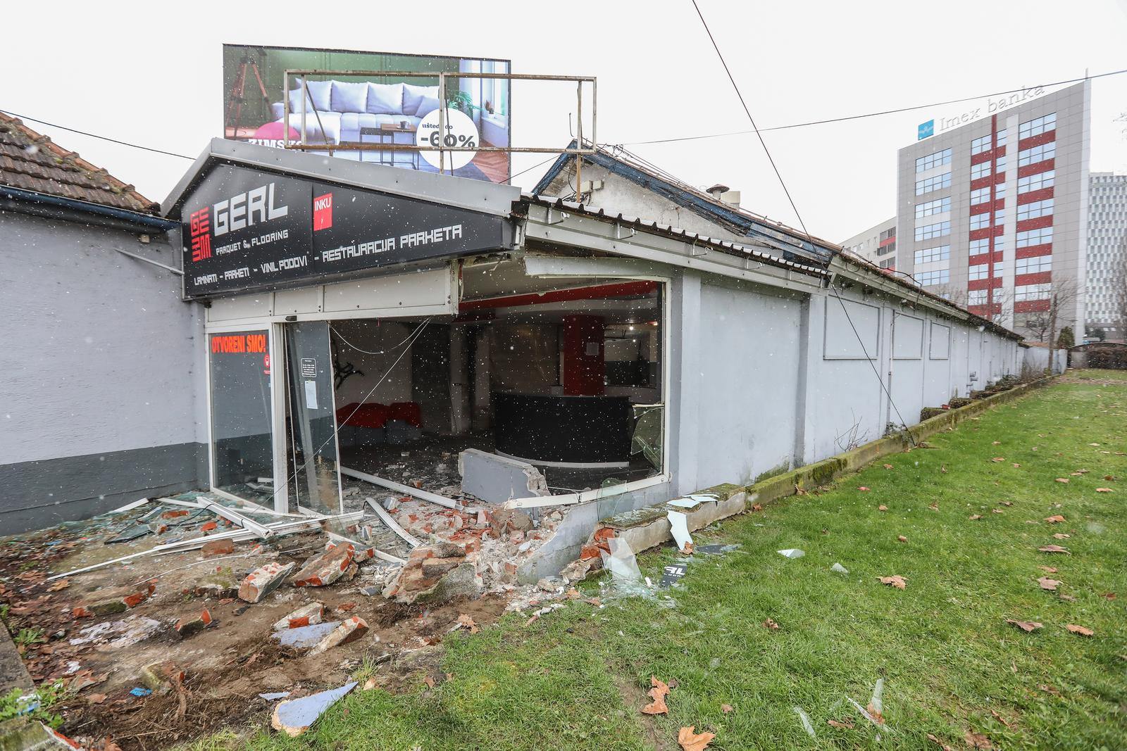 Zagreb: Poslovni prostor u koji se zaletio automobil