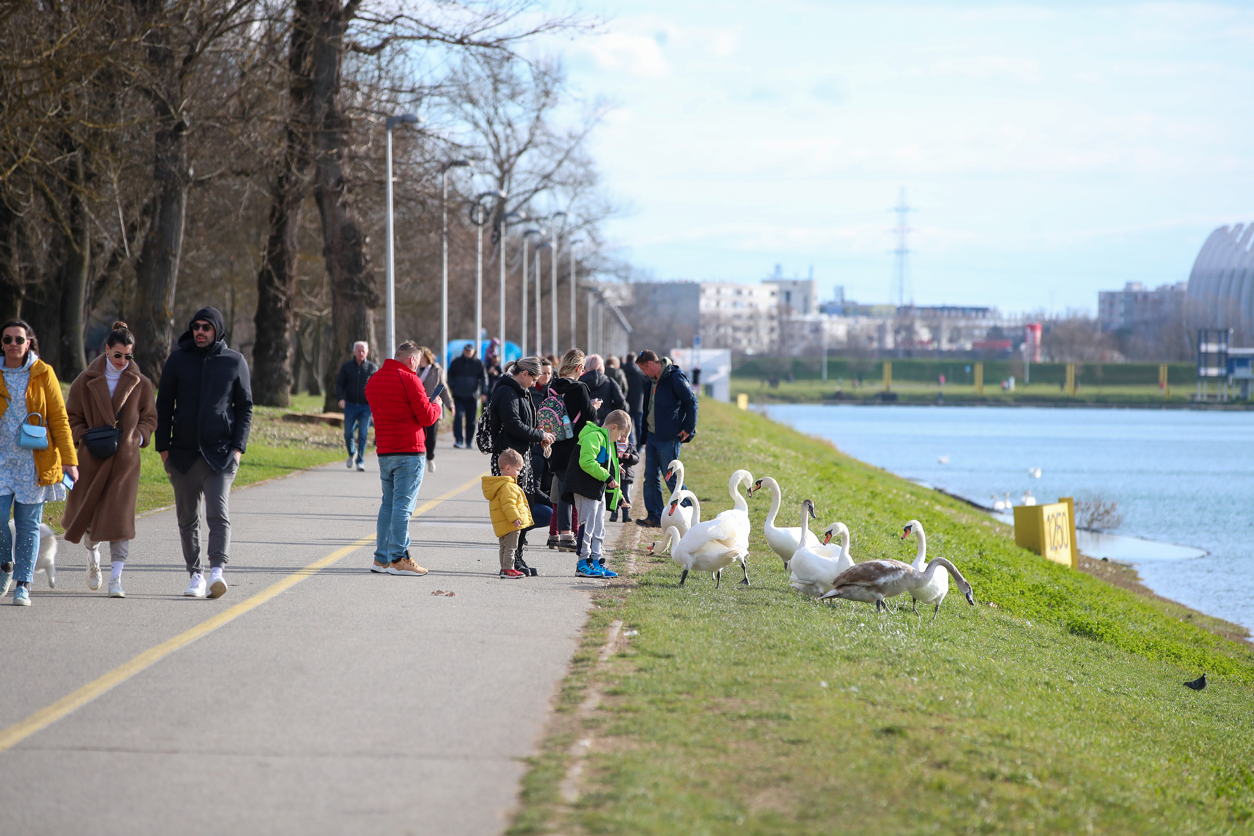 Zagreb: Građani iskoristili sunčan i vjetrovit dan za rekreaciju uz Jarun
