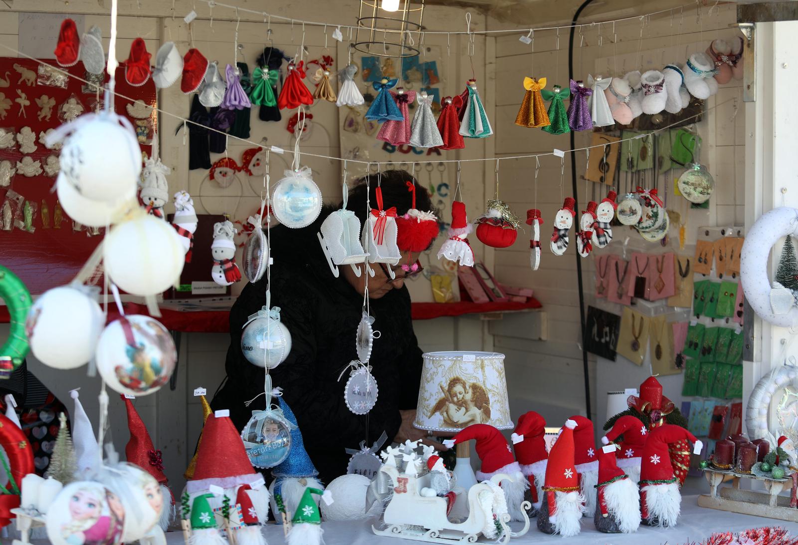 Šibenik: Blagdanske kućice na Poljani nude razne ukrase za svaki dom