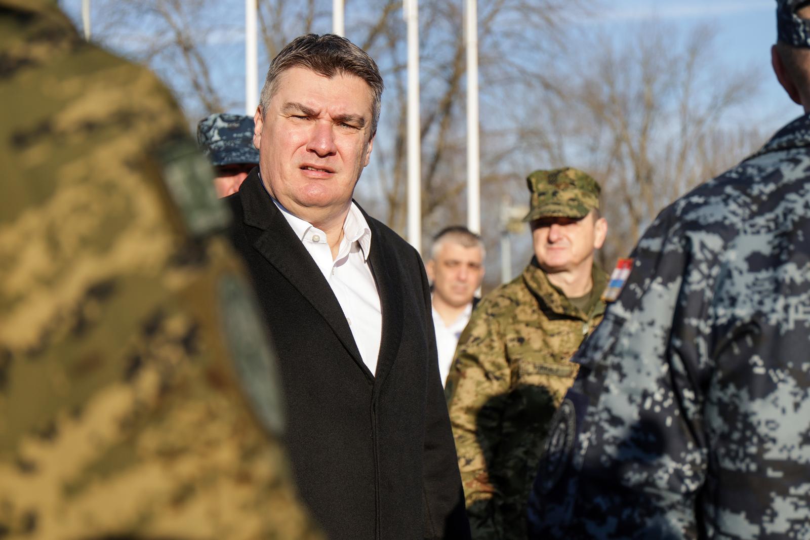 Petrinja:  Predsjednik Zoran Milanović sudjelovao na svečanom ispraćaju 3. hrvatskog kontingenta