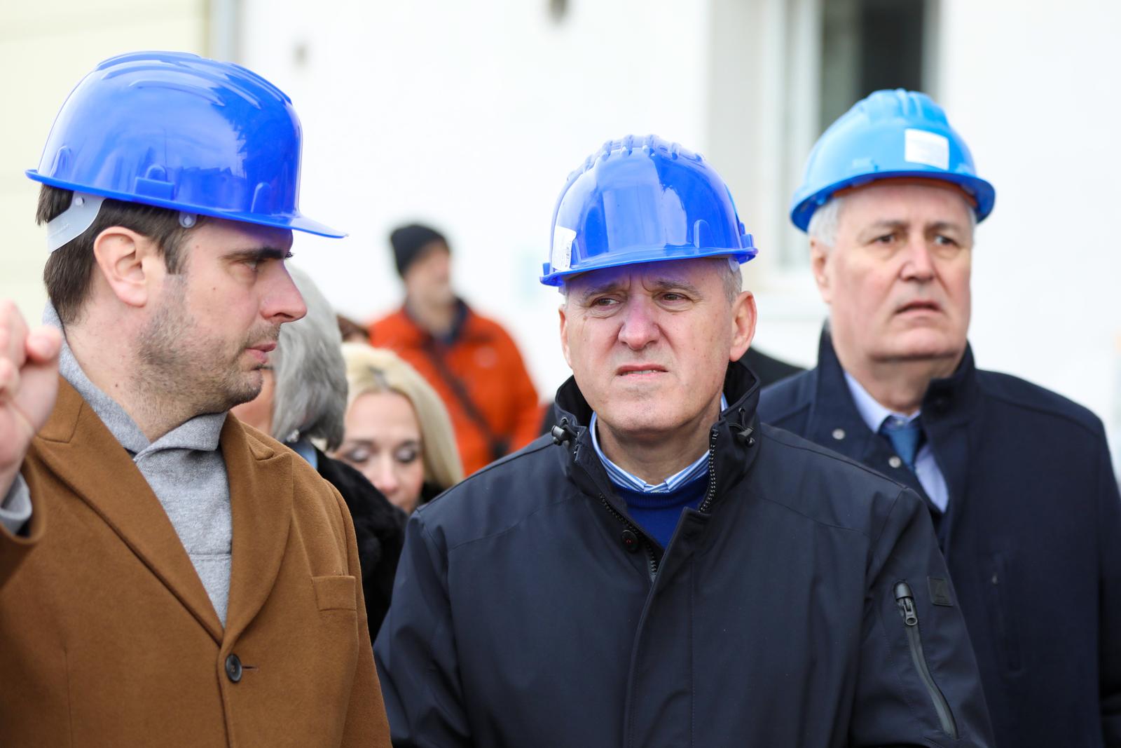 Bačić u Glini obišao gradilišta višestambenih zgrada za stradale u potresu i kontejnersko naselje