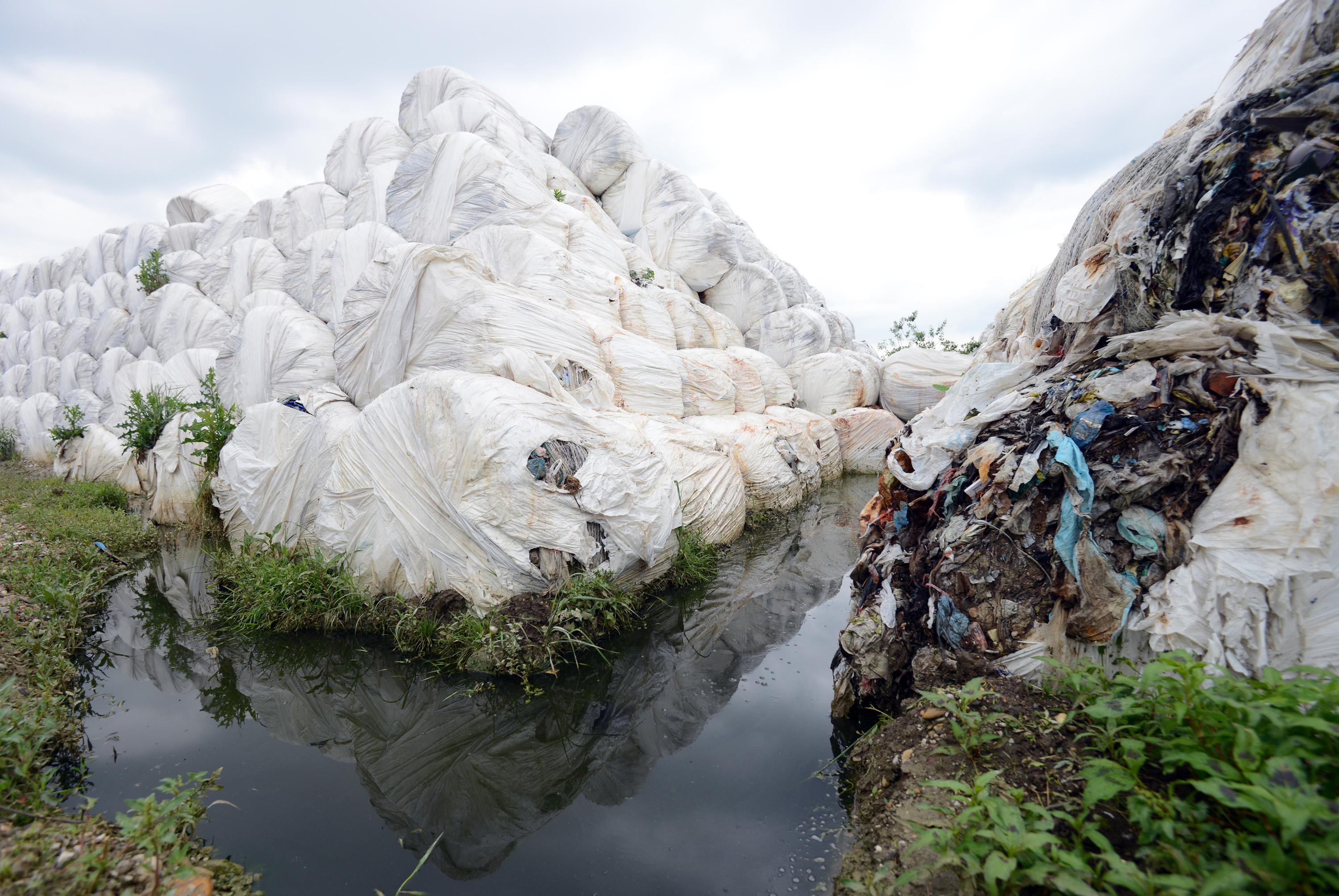 Nagomilani balirani mijeani otpad u Brezju