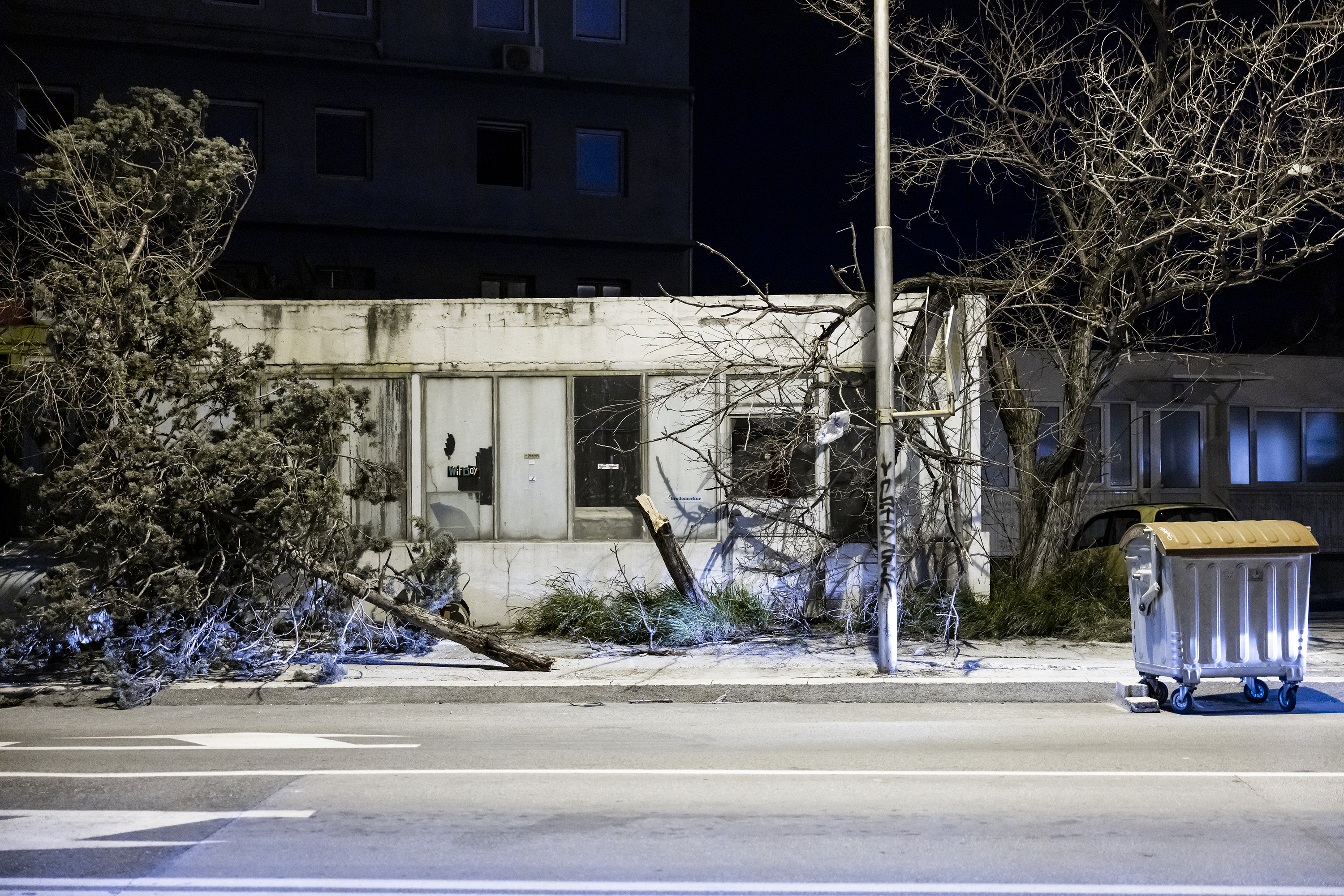 Snažna bura u Splitu napravila štetu na ulicama