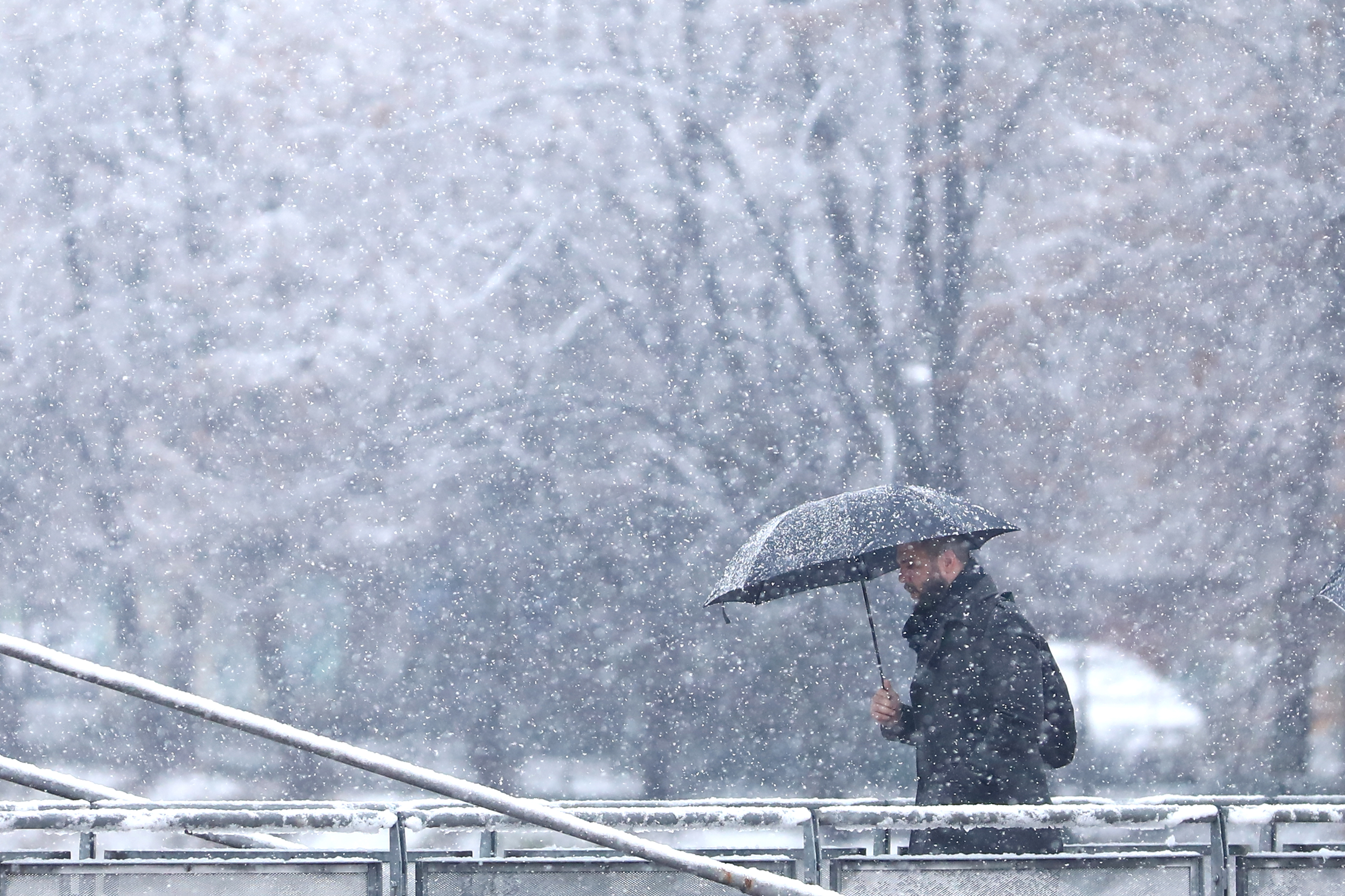 Od ranih jutarnjih sati snijeg u Sarajevu ne prestaje padati
