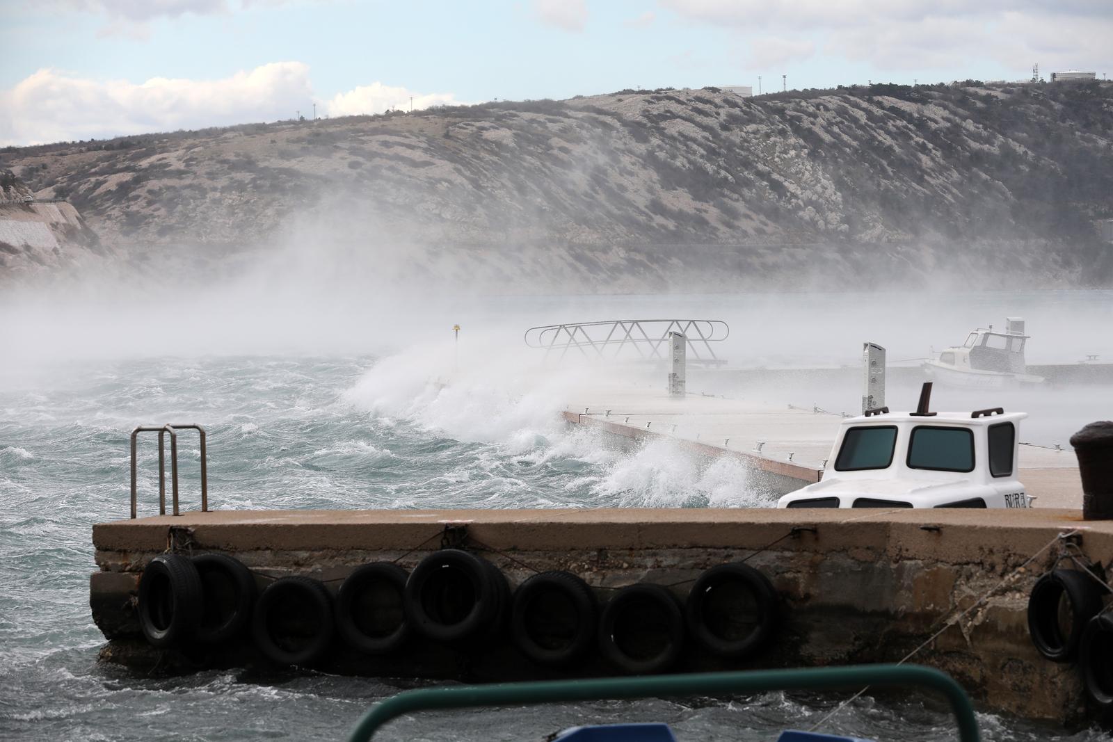 Bakarac: Olujna bura diže valove i morsku pjenu