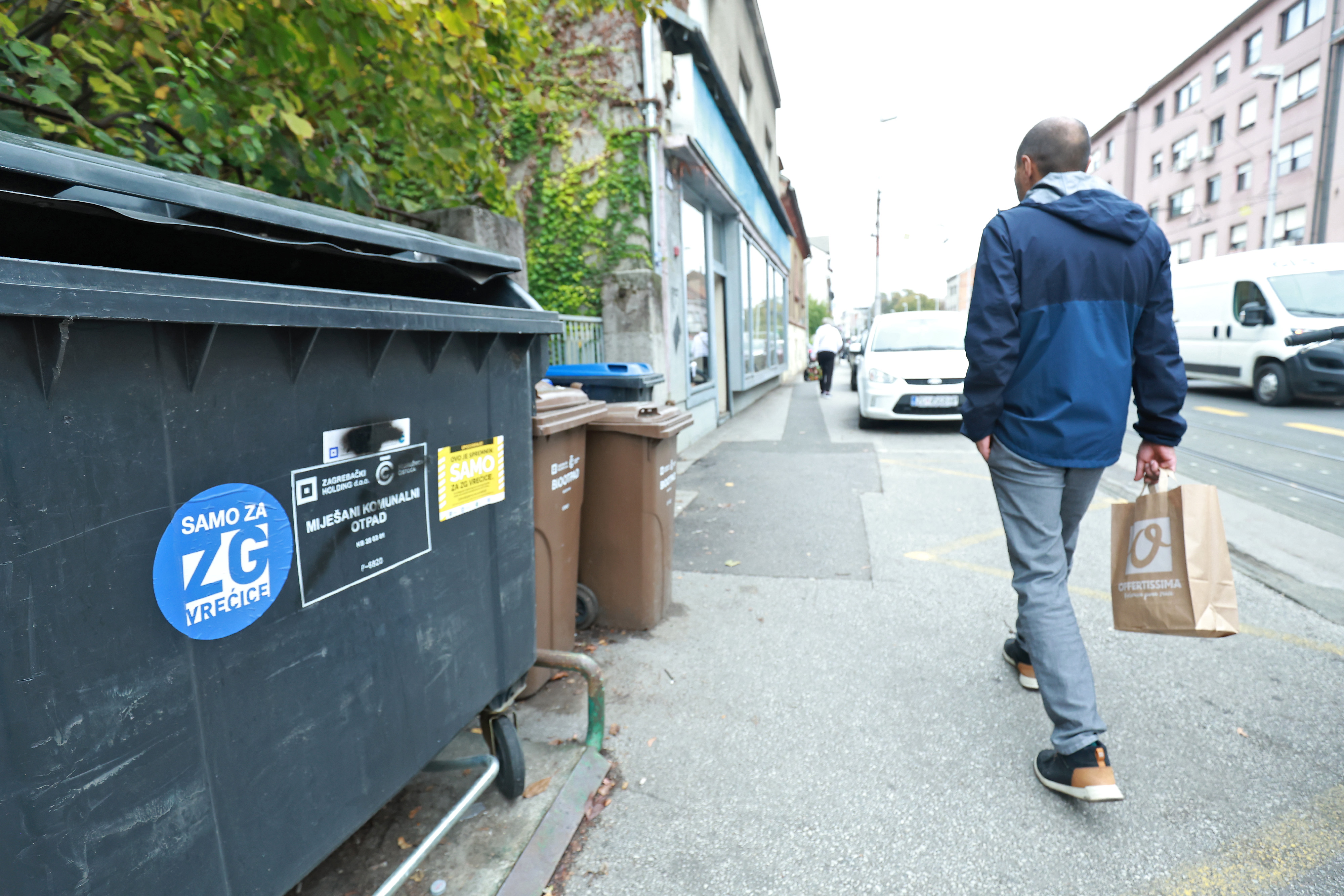 Zagreb: Na kontejnerima za otpad osvanule plave i žute naljepnice tko poštuje pravila o odlaganju otpada