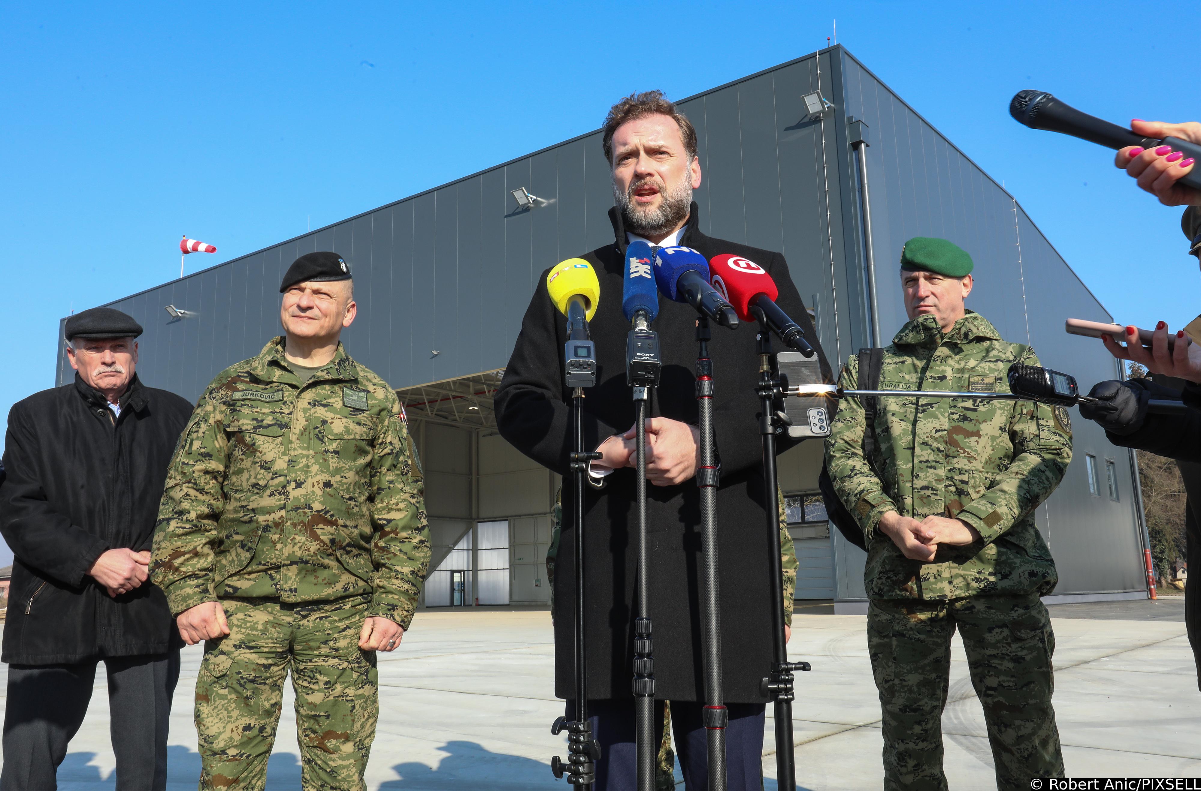 Zagreb: Ministar Banožić u Lučkom obišao radove na hangarima za helikoptere Blackhawk