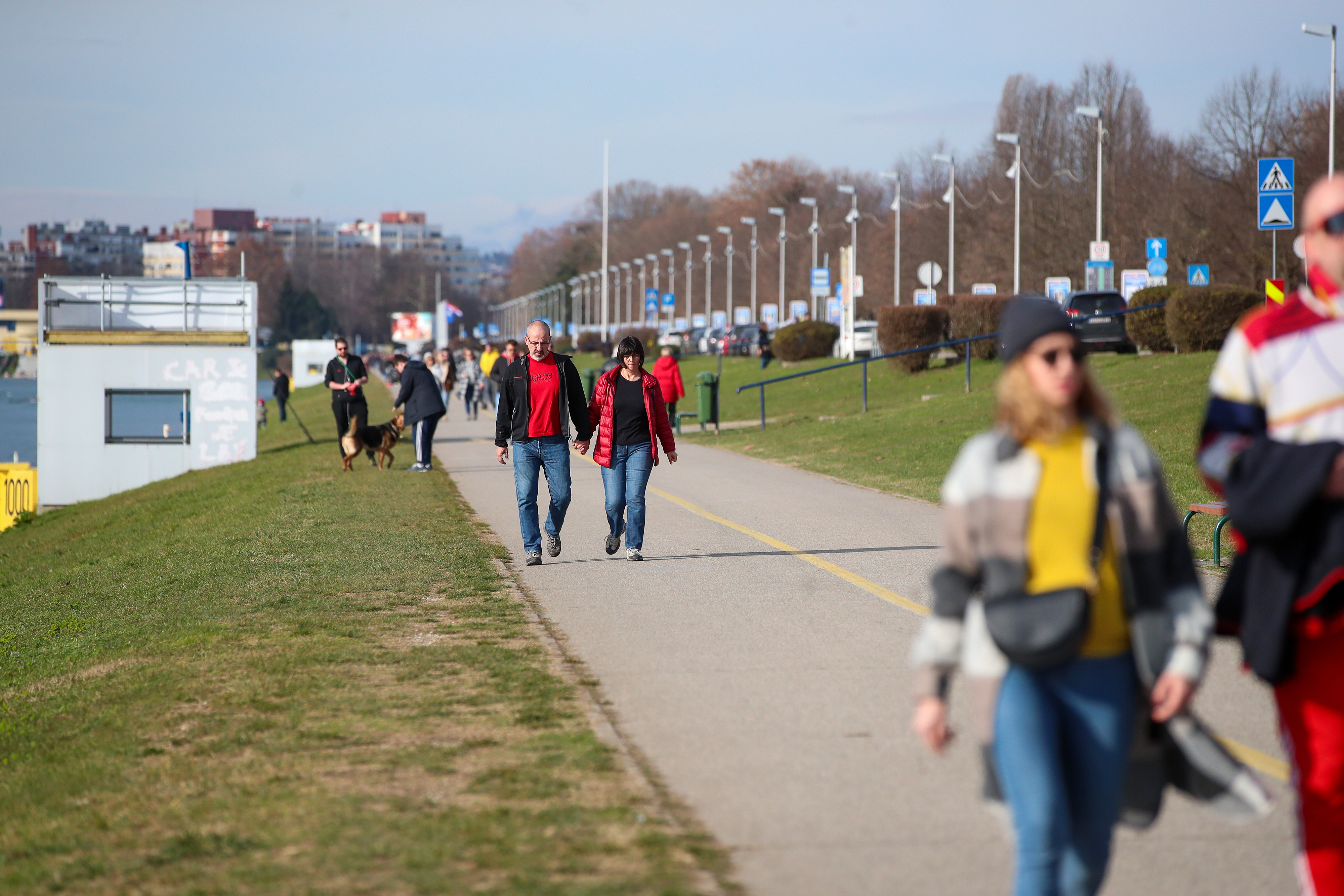 Zagreb: Građani iskoristili sunčan i vjetrovit dan za rekreaciju uz Jarun