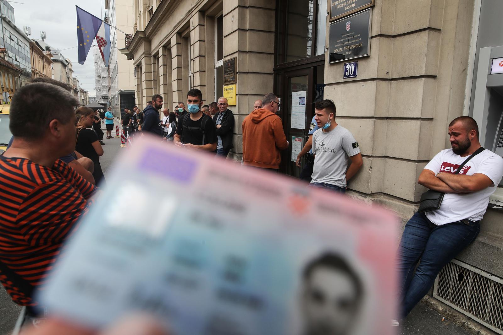 Zagreb: Građani u dugom redu čekaju na izradu dokumenata u Petrinjskoj ulici