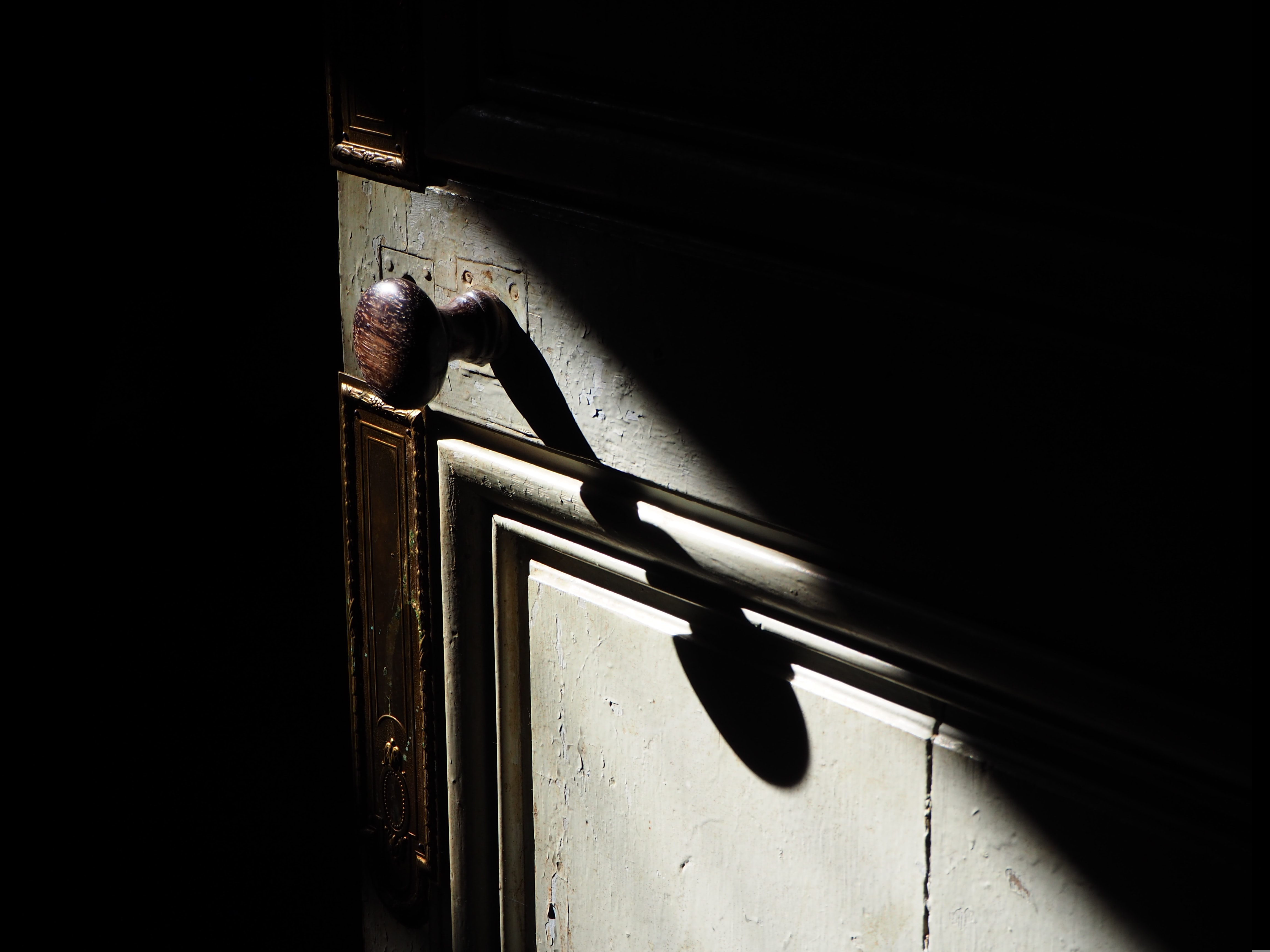 vrata, otvorena vrata, ulaz, kvaka, strah, provala