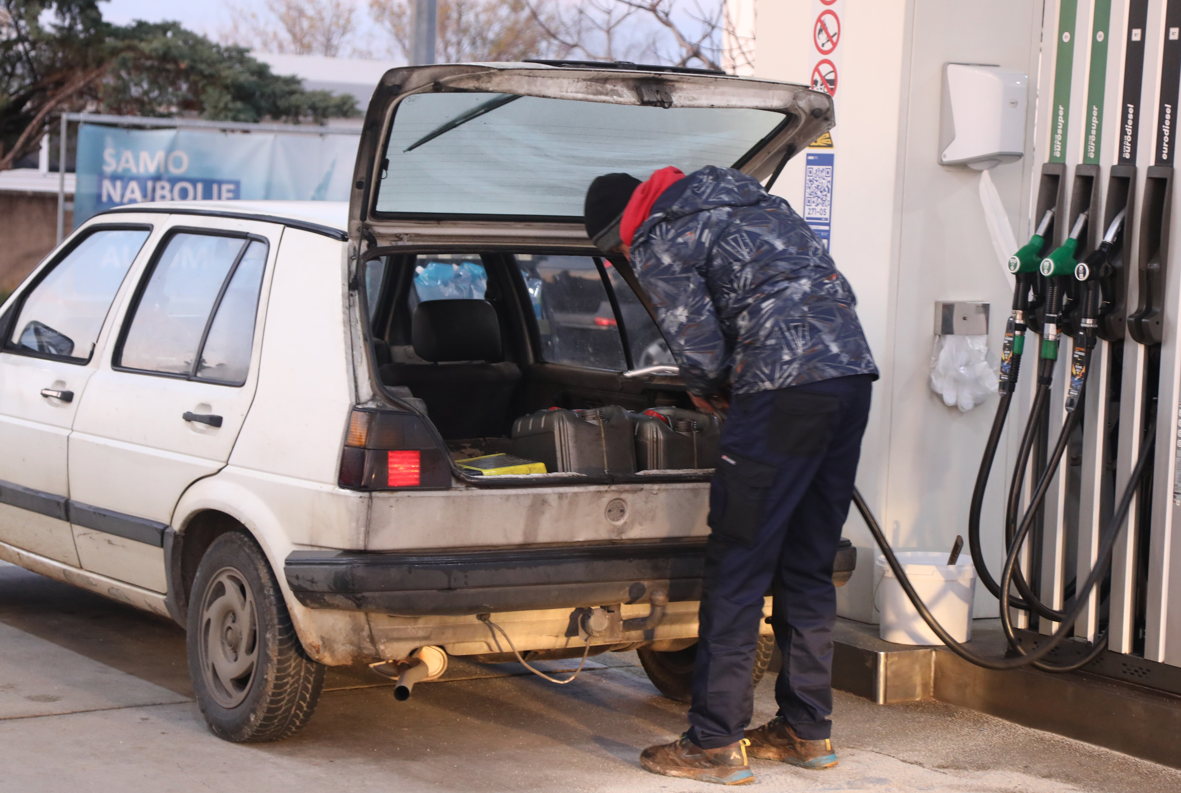 Gorivo od danas drastično jeftinije, litra benzina manje od 10 kuna